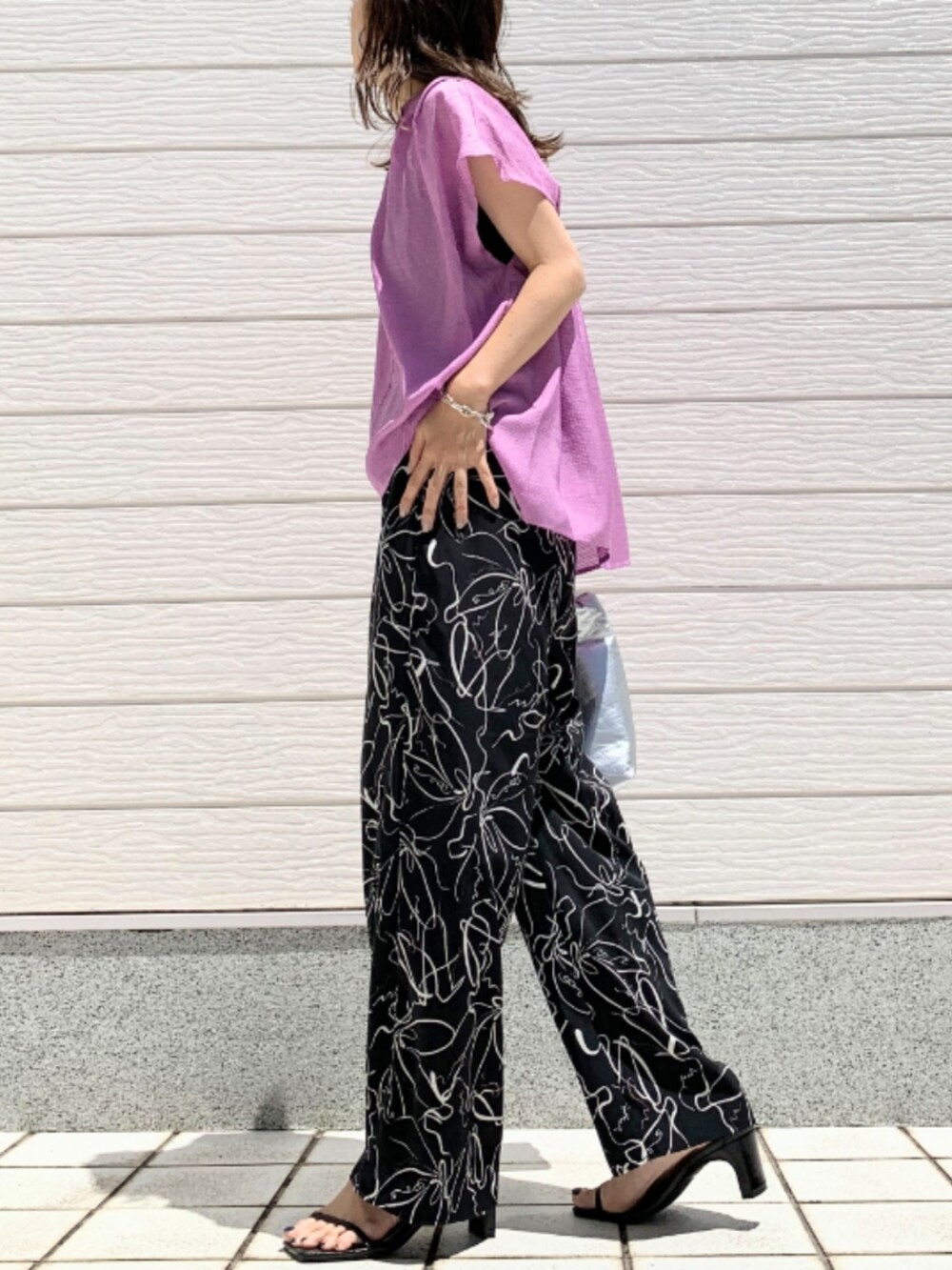 ブラック系のその他パンツ、ピンク系のシャツ/ブラウスを着用したレディースの春コーディネートの2枚目の写真