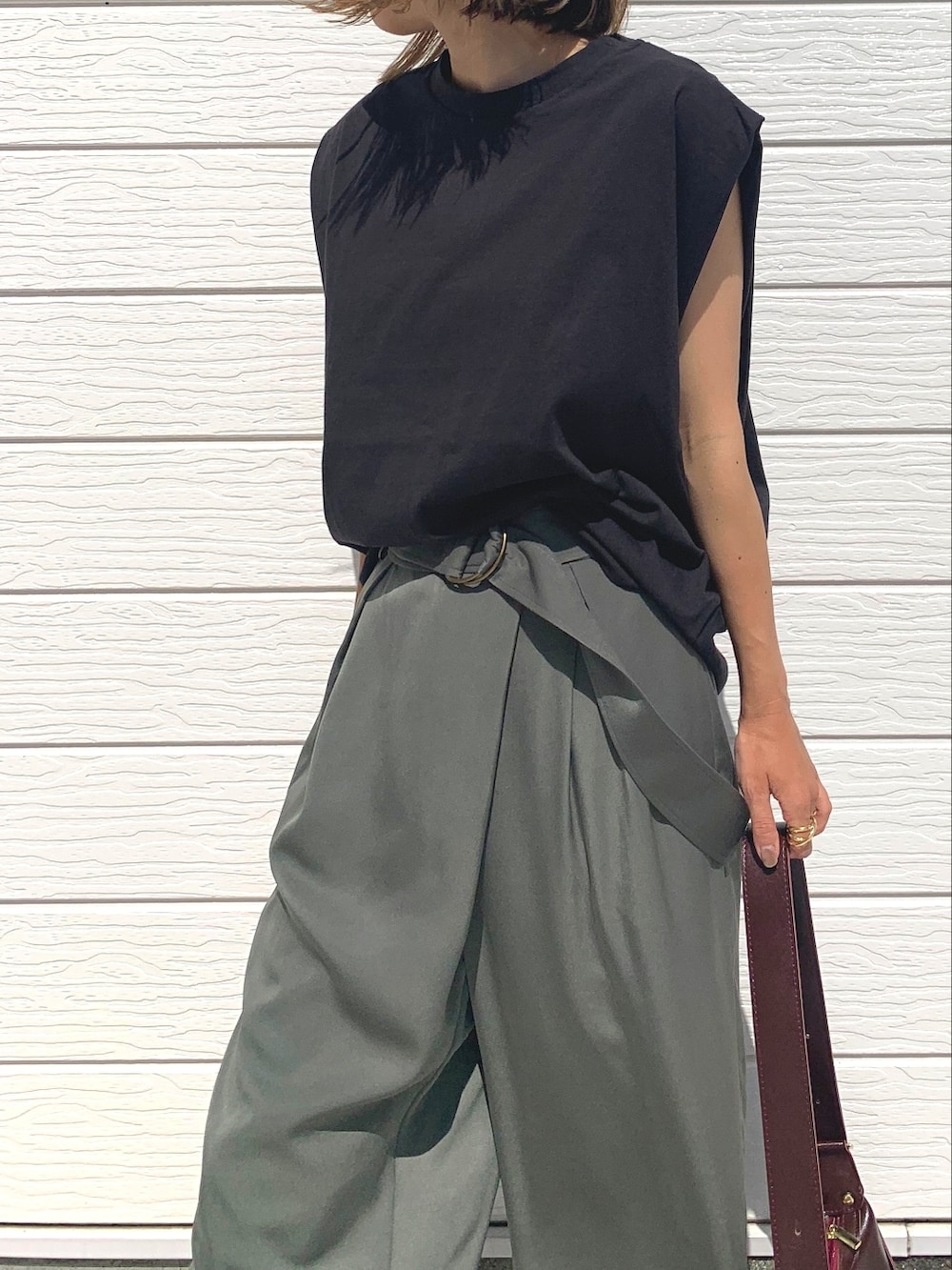 グリーン系のその他パンツ、ブラウン系のショルダーバッグ、ブラック系のTシャツ/カットソーを着用したレディースの夏コーディネートの2枚目の写真