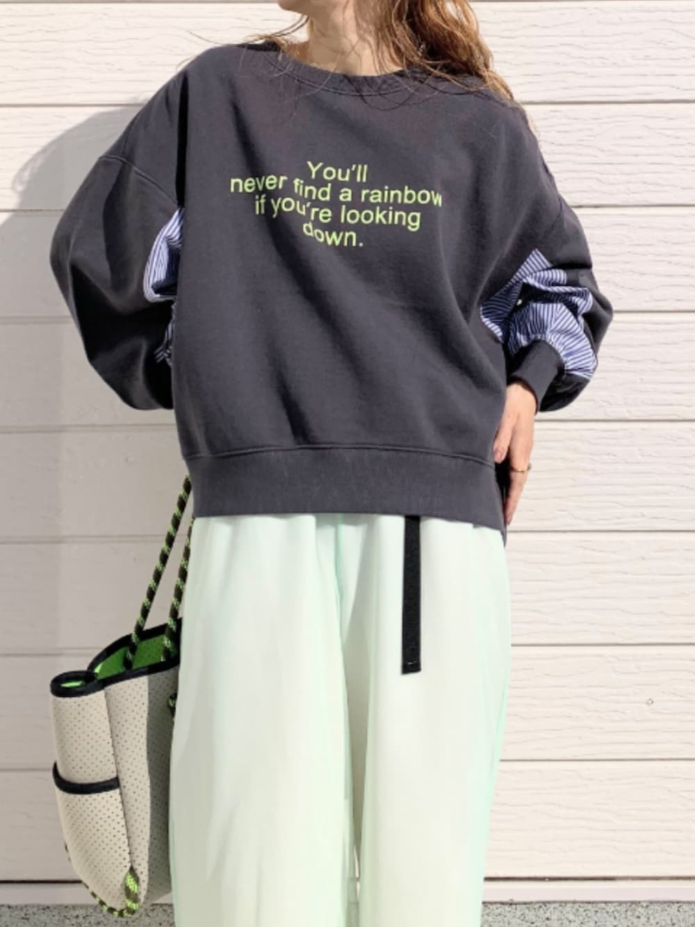 ベージュ系のその他パンツ、グレー系のトートバッグ、グレー系のスウェットを着用したレディースの冬コーディネートの3枚目の写真