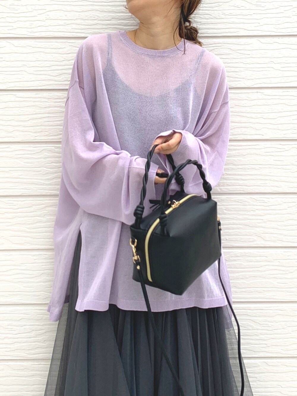 シルバー系のスニーカー、パープル系のニット/セーター、ブラック系のハンドバッグを着用したレディースの春コーディネートの4枚目の写真
