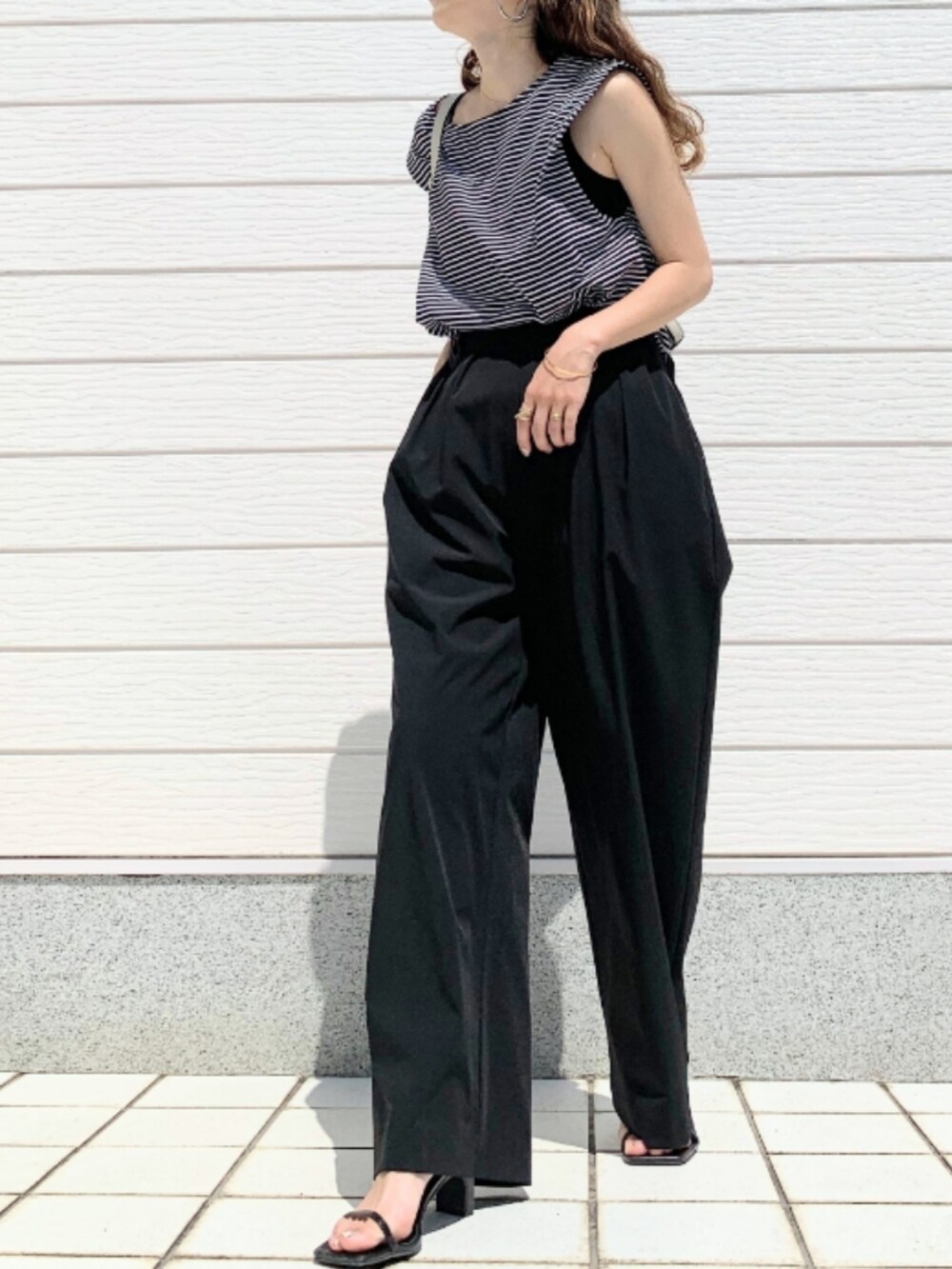 ブラック系のその他パンツ、グレー系のトートバッグ、ブラック系のTシャツ/カットソーを着用したレディースの春コーディネートの3枚目の写真