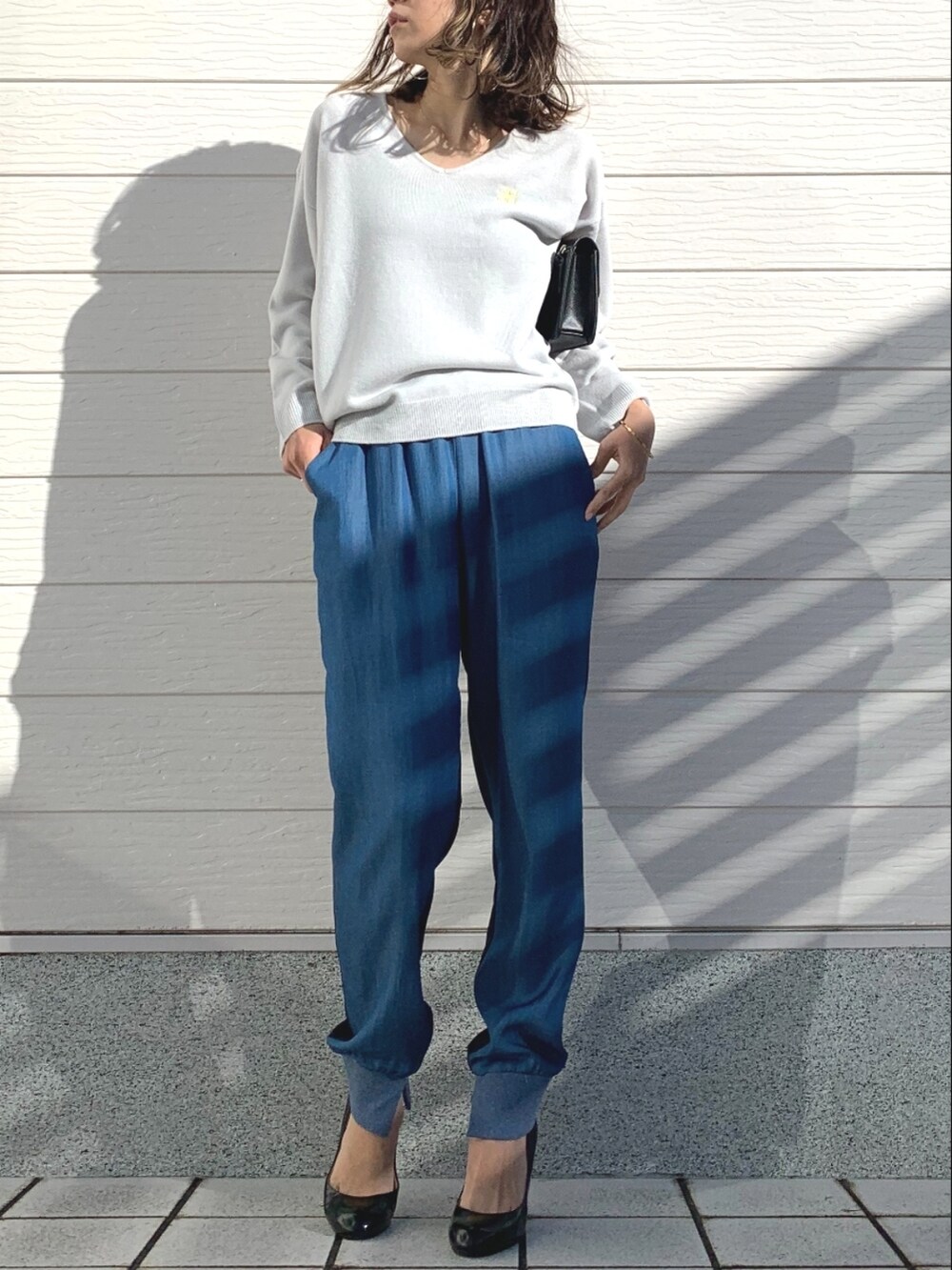 ブルー系のデニムパンツ、グレー系のニット/セーターを着用したレディースの冬コーディネートの2枚目の写真