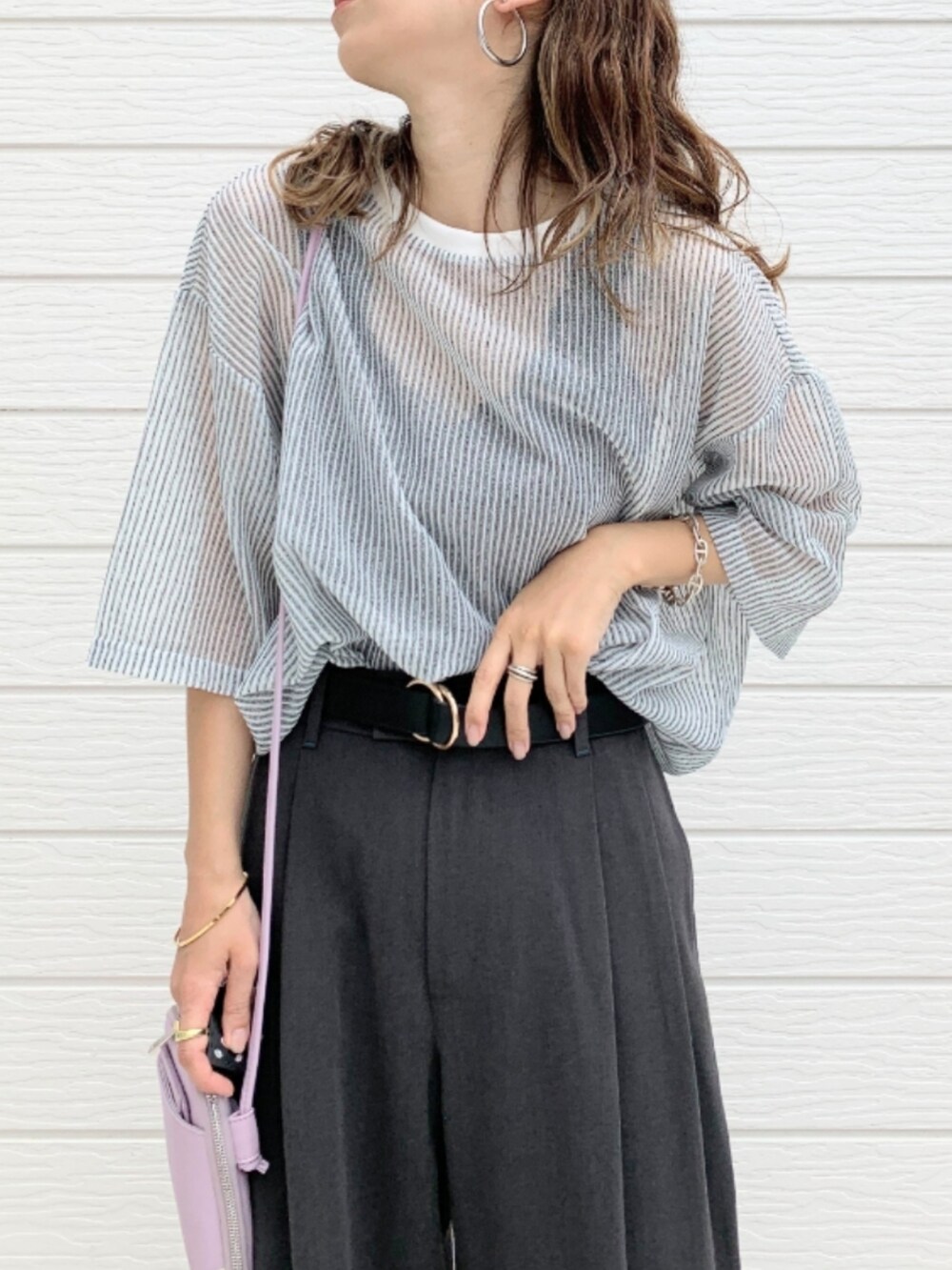 グレー系のその他パンツ、パープル系のショルダーバッグ、ホワイト系のTシャツ/カットソーを着用したレディースの夏コーディネートの3枚目の写真