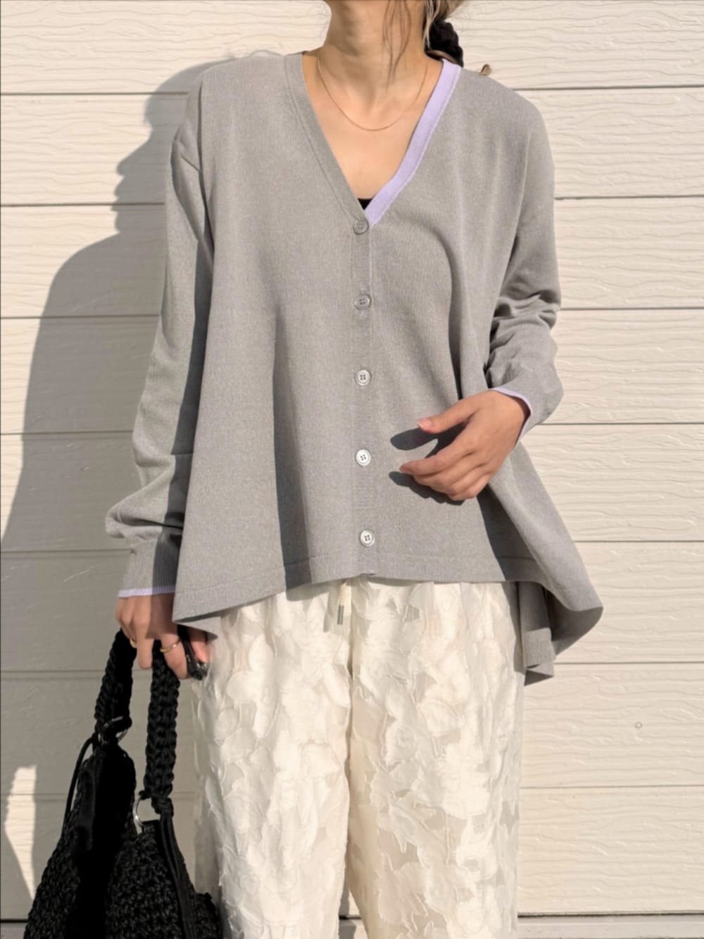 ホワイト系のその他パンツ、ブラック系のトートバッグ、グレー系のカーディガン/ボレロを着用したレディースの冬コーディネートの3枚目の写真