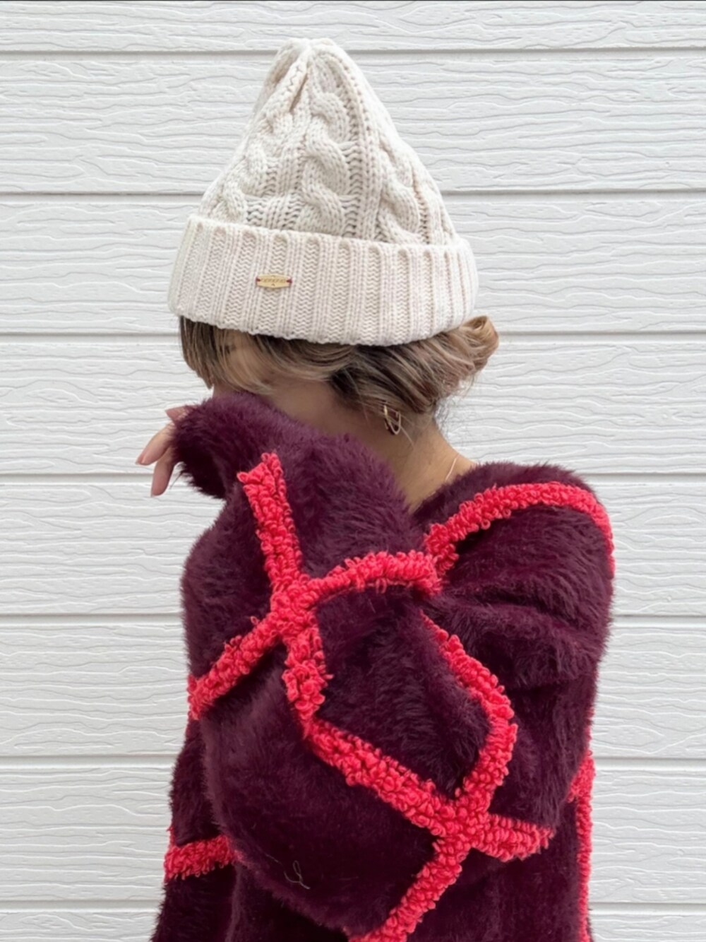 ブラウン系のスカート、ホワイト系のニットキャップ/ビーニーを着用したレディースの秋コーディネートの5枚目の写真