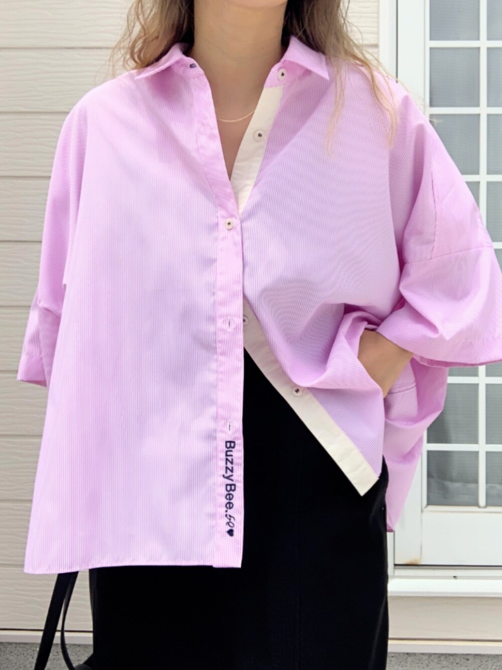 ブラック系のトートバッグ、ブラック系のキャミソール、ブラック系のスカートを着用したレディースの春コーディネートの5枚目の写真