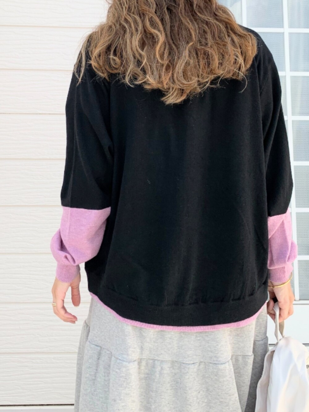 ホワイト系のTシャツ/カットソー、ホワイト系のスニーカー、ホワイト系のバックパック/リュックを着用したレディースの夏コーディネートの5枚目の写真