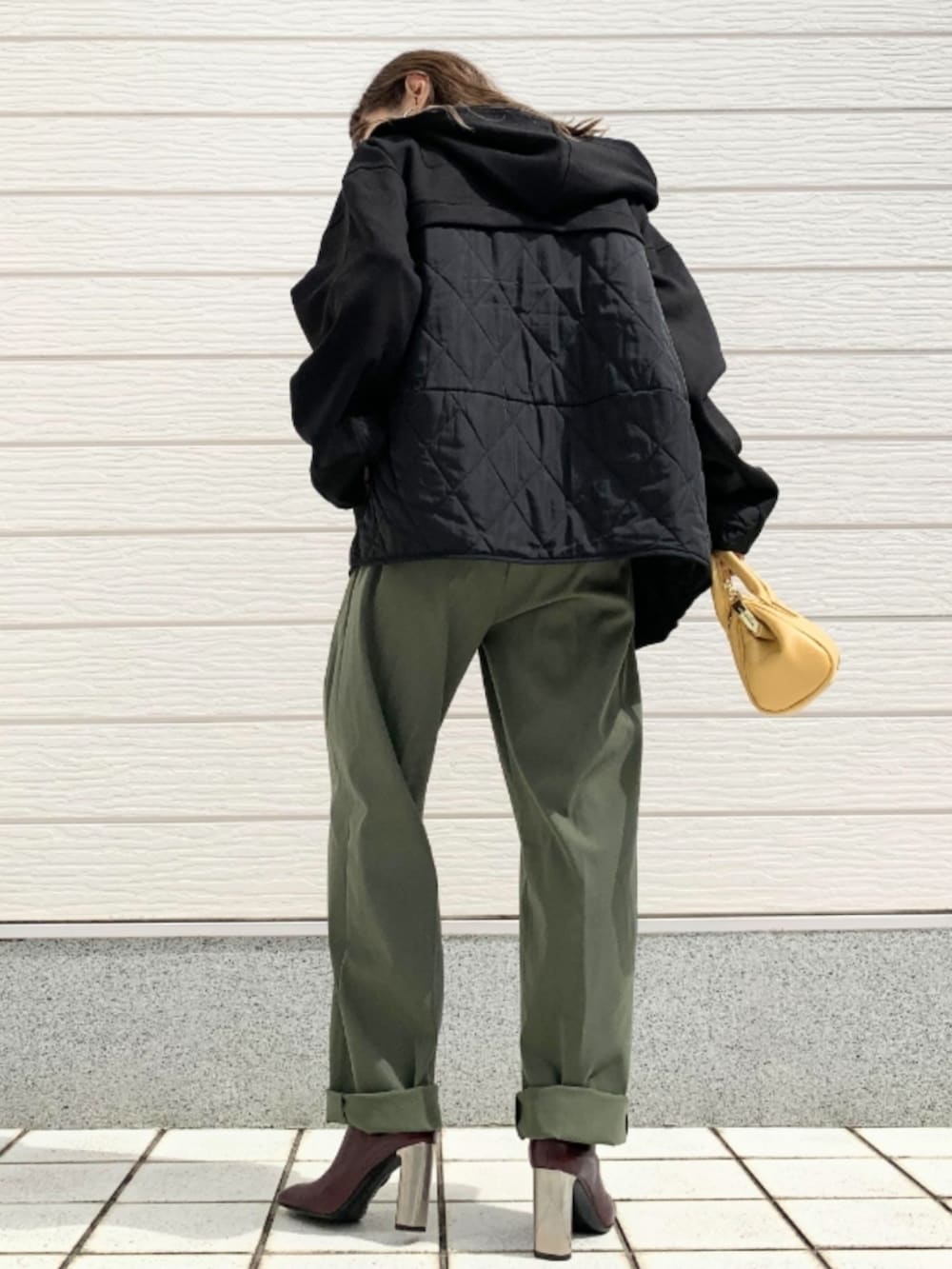 グリーン系のその他パンツ、ブラウン系のブーツ、イエロー系のショルダーバッグを着用したレディースの秋コーディネートの2枚目の写真