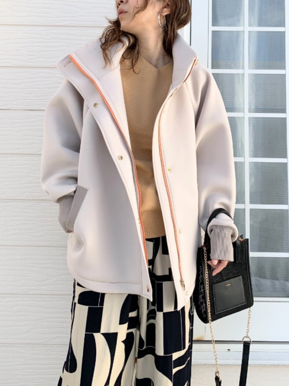 ブラウン系のショルダーバッグ、ベージュ系のその他パンツ、イエロー系のニット/セーターを着用したレディースの秋コーディネートの4枚目の写真