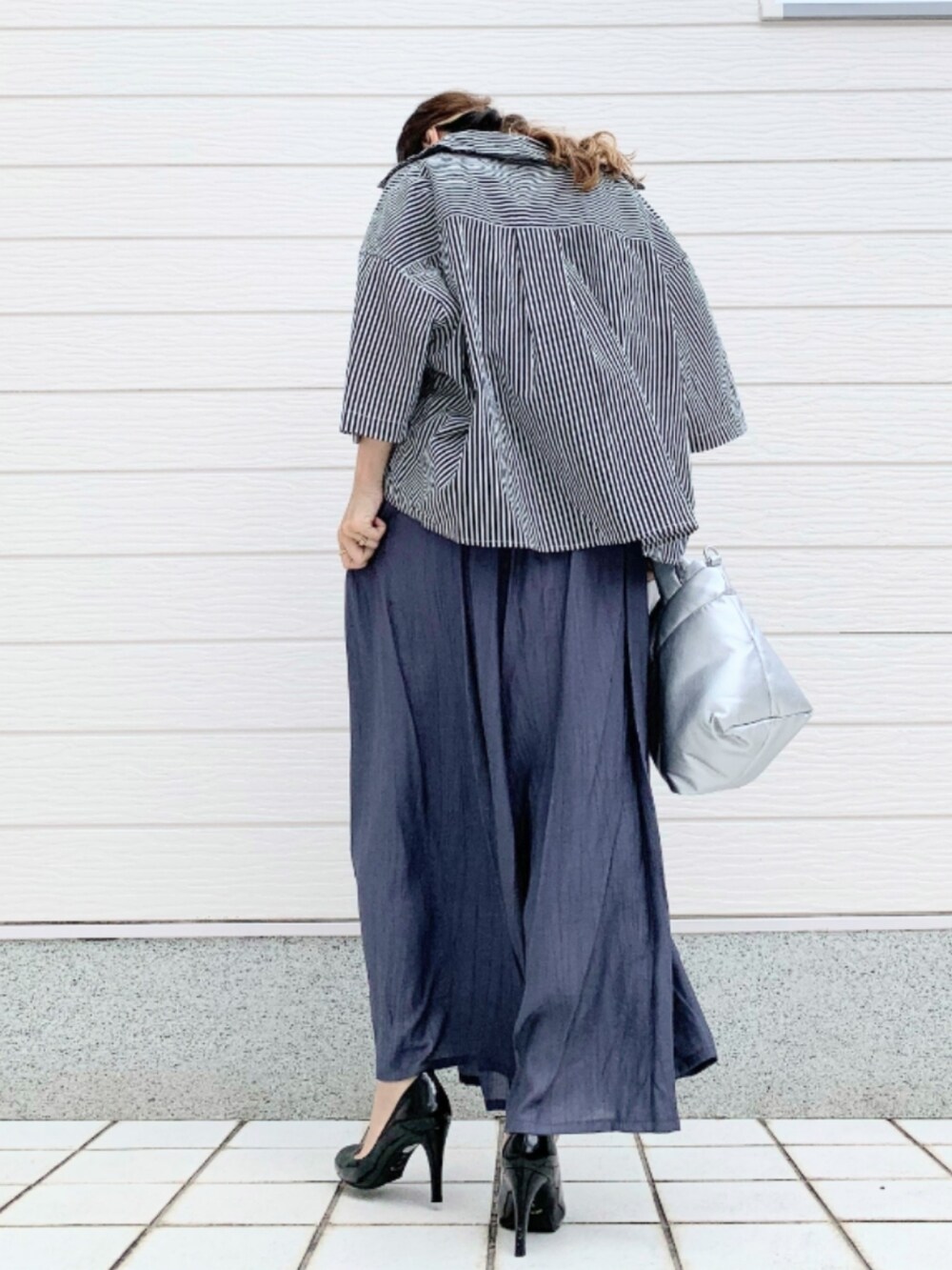 ブルー系のその他パンツ、シルバー系のショルダーバッグ、ブラック系のシャツ/ブラウスを着用したレディースの夏コーディネートの3枚目の写真