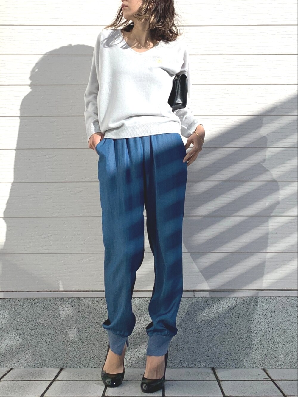 ブルー系のデニムパンツ、グレー系のニット/セーターを着用したレディースの冬コーディネートの3枚目の写真