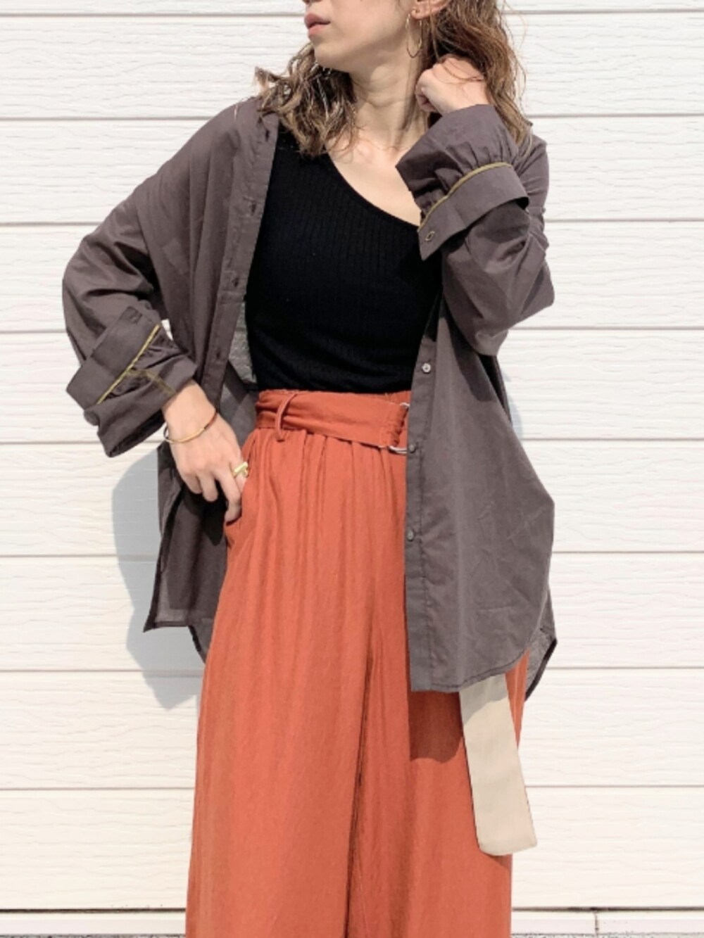 ブラウン系のその他パンツ、ブラック系のキャミソール、グレー系のシャツ/ブラウスを着用したレディースの夏コーディネートの3枚目の写真