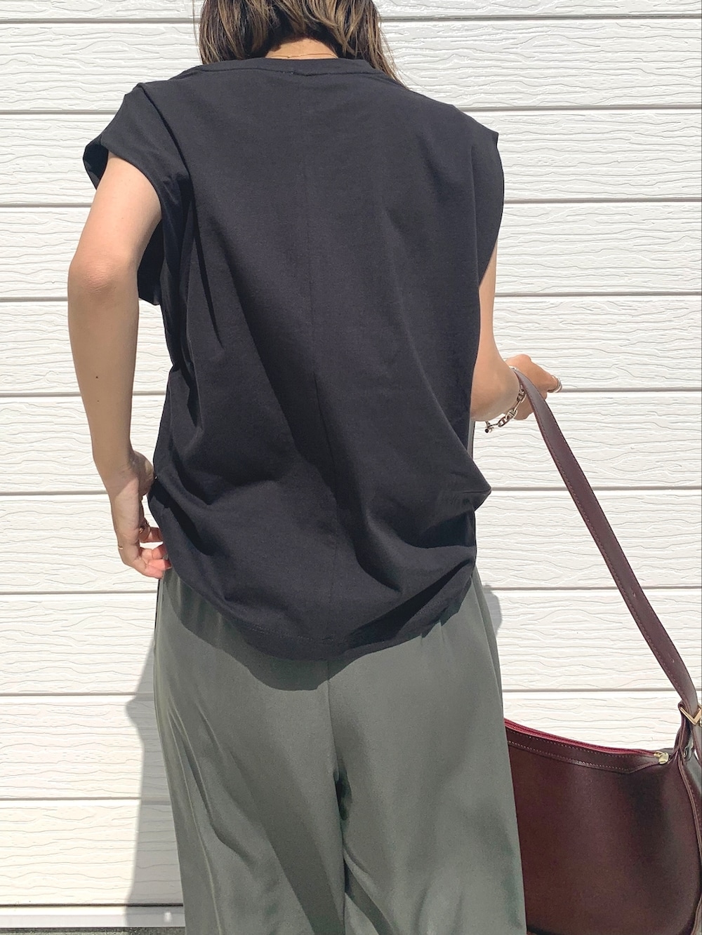 グリーン系のその他パンツ、ブラウン系のショルダーバッグ、ブラック系のTシャツ/カットソーを着用したレディースの夏コーディネートの3枚目の写真