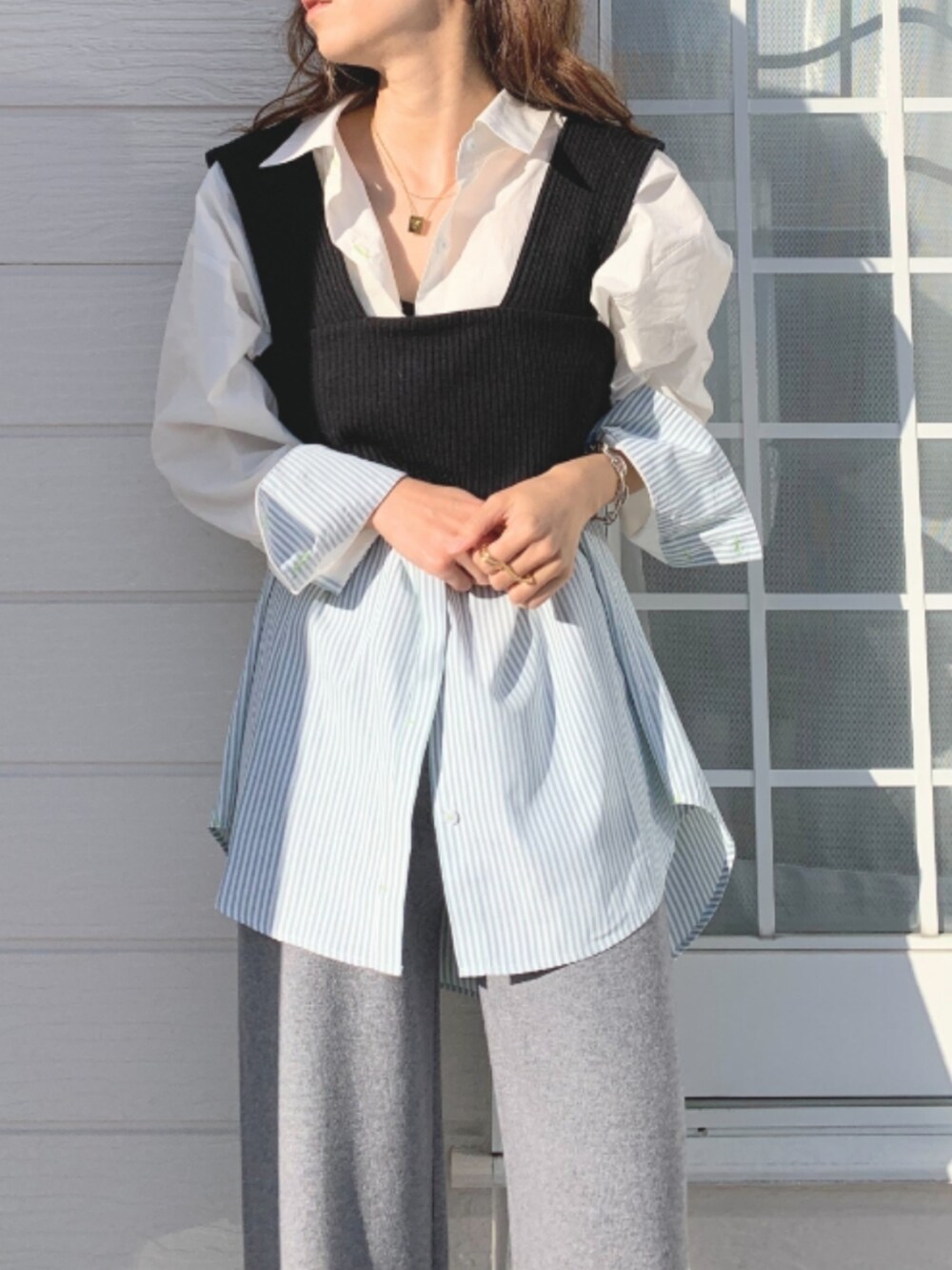 グレー系のその他パンツ、ホワイト系のスニーカー、ホワイト系のシャツ/ブラウスを着用したレディースの冬コーディネートの3枚目の写真