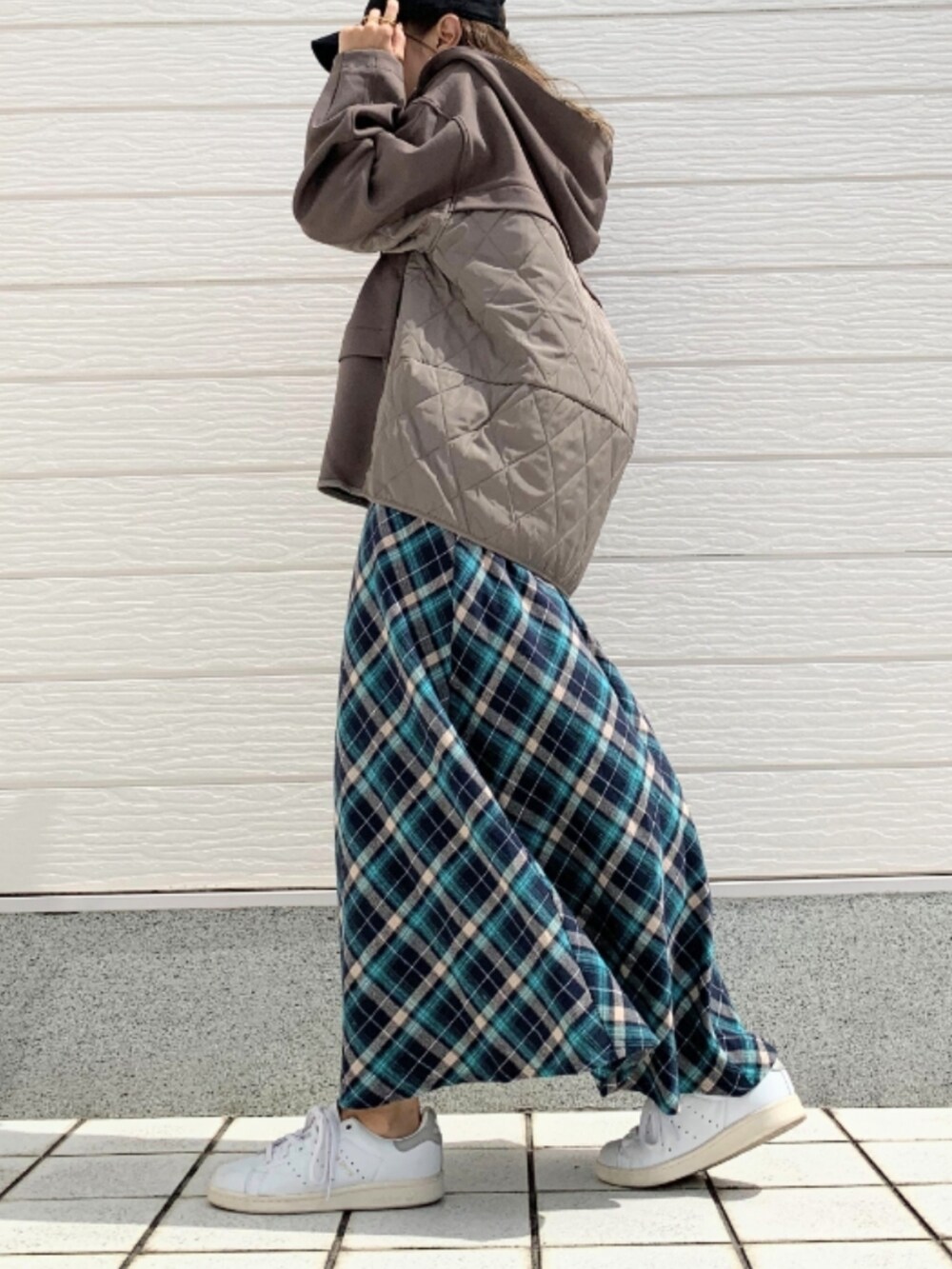 ホワイト系のスニーカー、ベージュ系のパーカー、ブルー系のスカートを着用したレディースの秋コーディネートの2枚目の写真