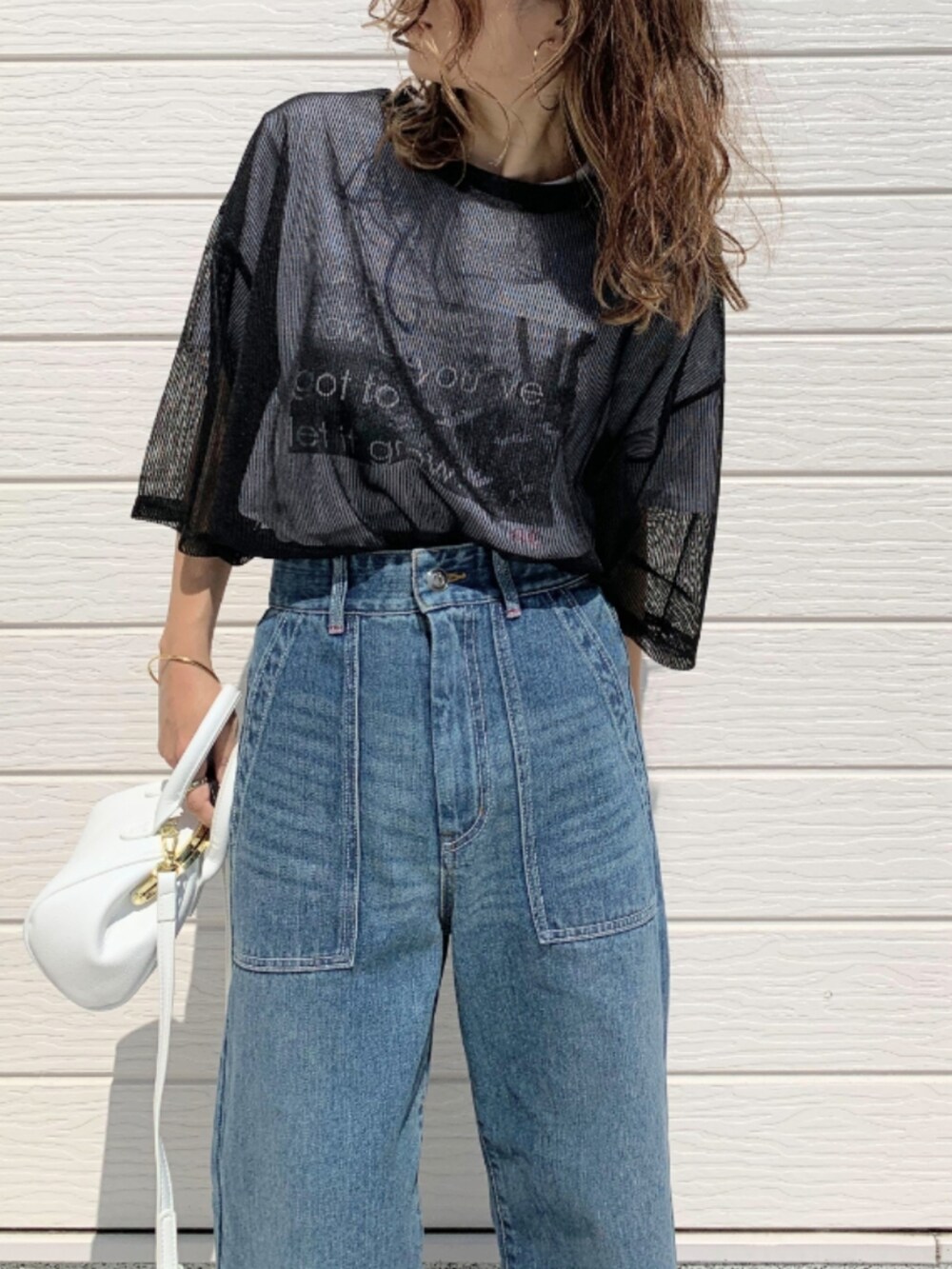 ブルー系のデニムパンツ、ブラック系のTシャツ/カットソー、ホワイト系のTシャツ/カットソーを着用したレディースの夏コーディネートの3枚目の写真