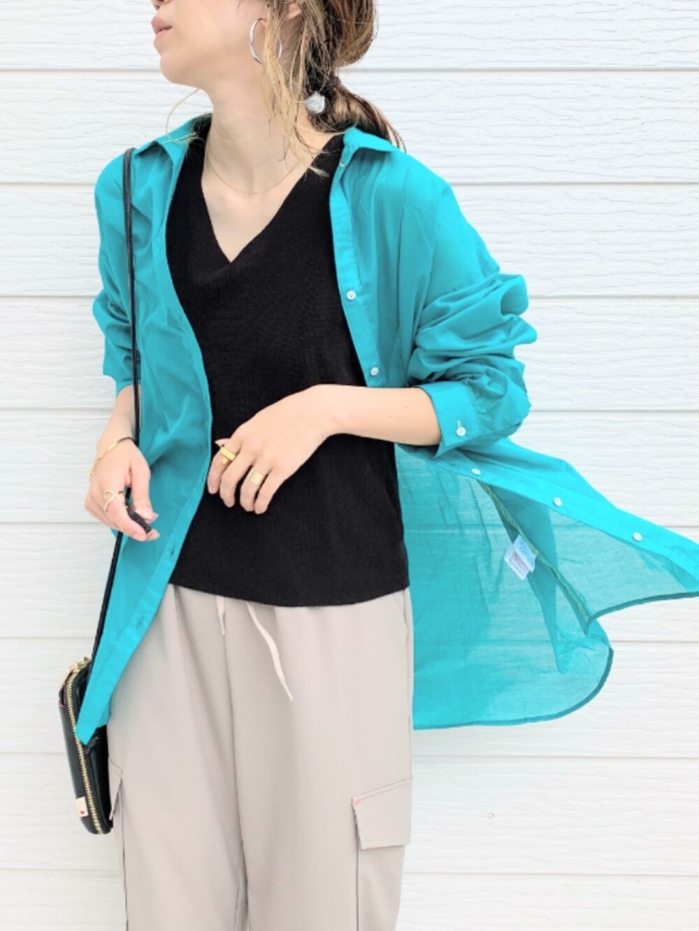 ブラック系のサンダル、ベージュ系のカーゴパンツ、ブラック系のショルダーバッグを着用したレディースの春コーディネートの4枚目の写真