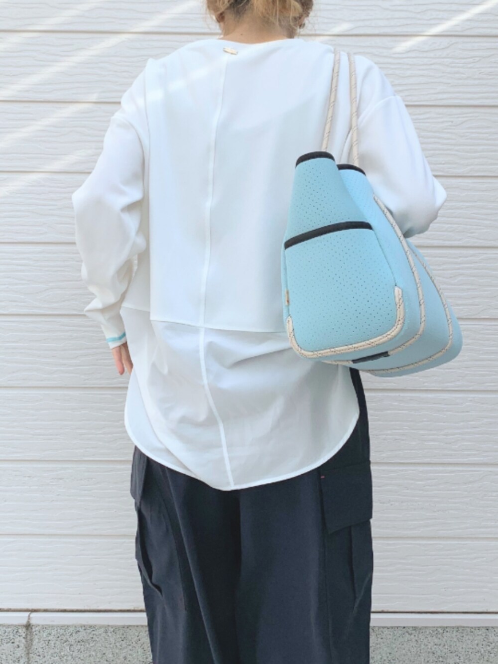 ホワイト系のTシャツ/カットソー、ブルー系のトートバッグ、ブルー系のカーゴパンツを着用したレディースの冬コーディネートの5枚目の写真