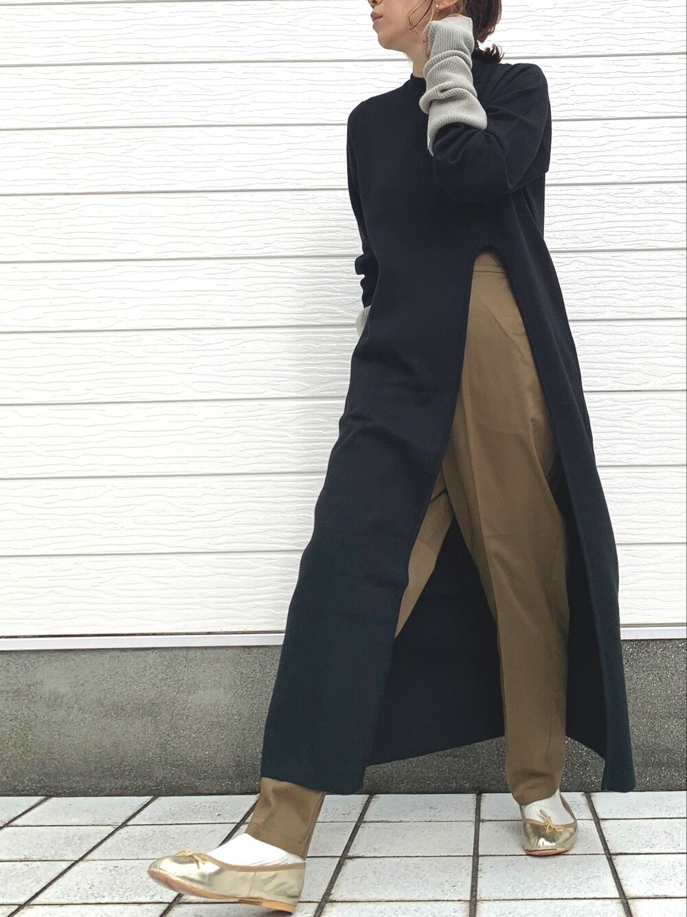 ベージュ系のショルダーバッグ、ブラック系のチュニック、グリーン系のその他パンツを着用したレディースの秋コーディネートの2枚目の写真