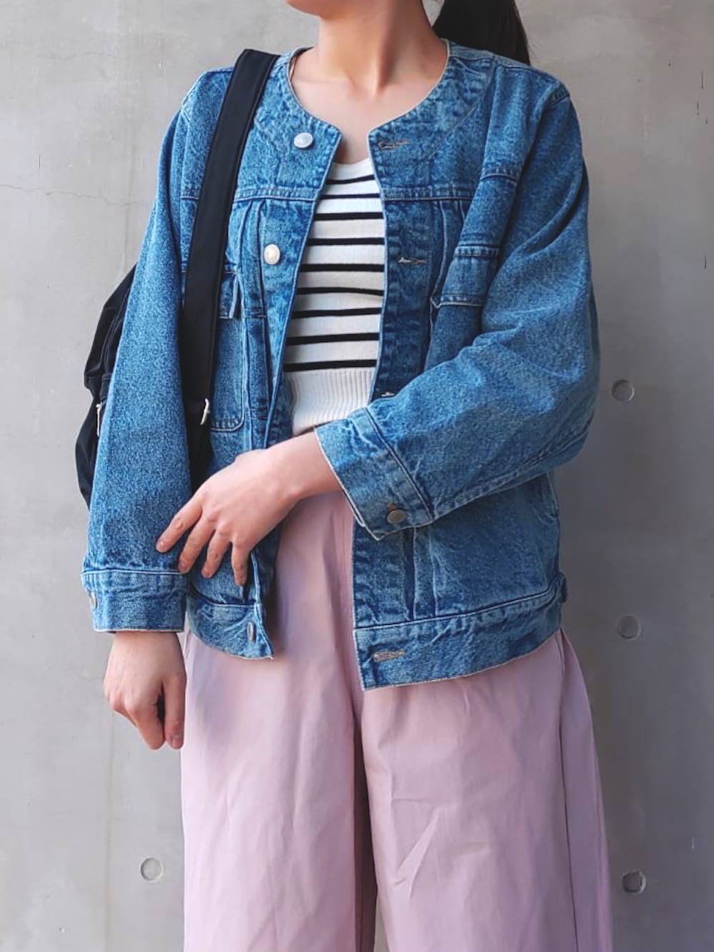 ホワイト系のスニーカー、ホワイト系のタンクトップ、ブルー系のデニムジャケットを着用したレディースの春コーディネートの3枚目の写真