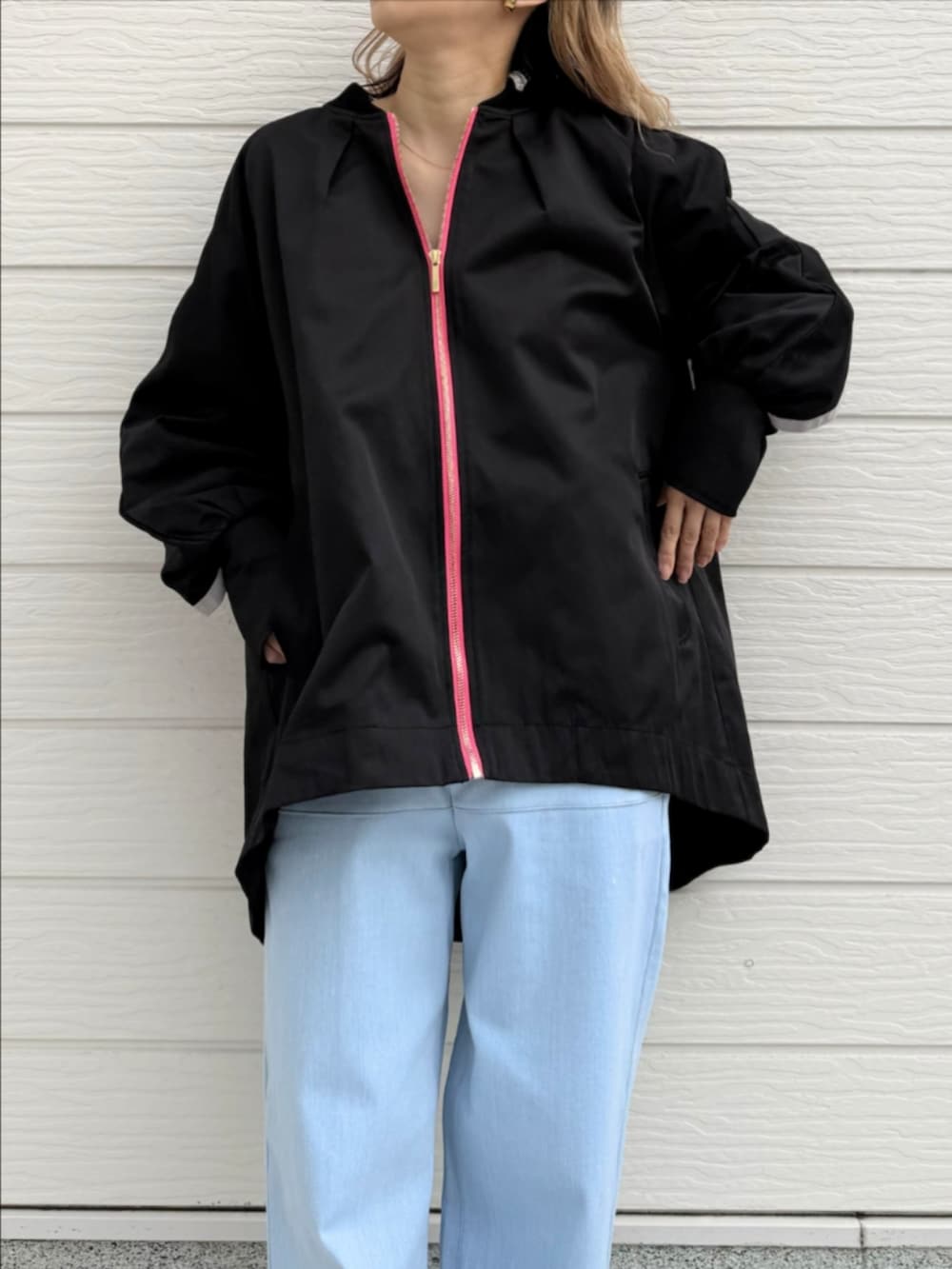 ブルー系のデニムパンツ、ブラック系のブルゾン、ブラック系のキャップを着用したレディースの冬コーディネートの3枚目の写真