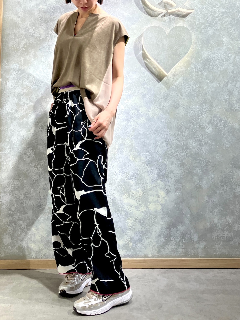 ブラック系のその他パンツ、グリーン系のTシャツ/カットソーを着用したレディースの秋コーディネートの2枚目の写真