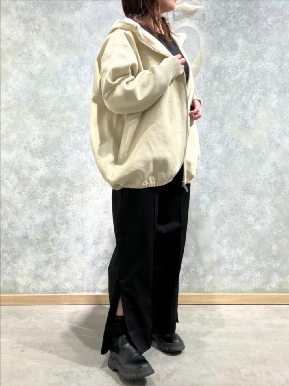 ホワイト系のパーカー、ブラック系のその他パンツ、ブラック系のTシャツ/カットソーを着用したレディースの冬コーディネートの2枚目の写真