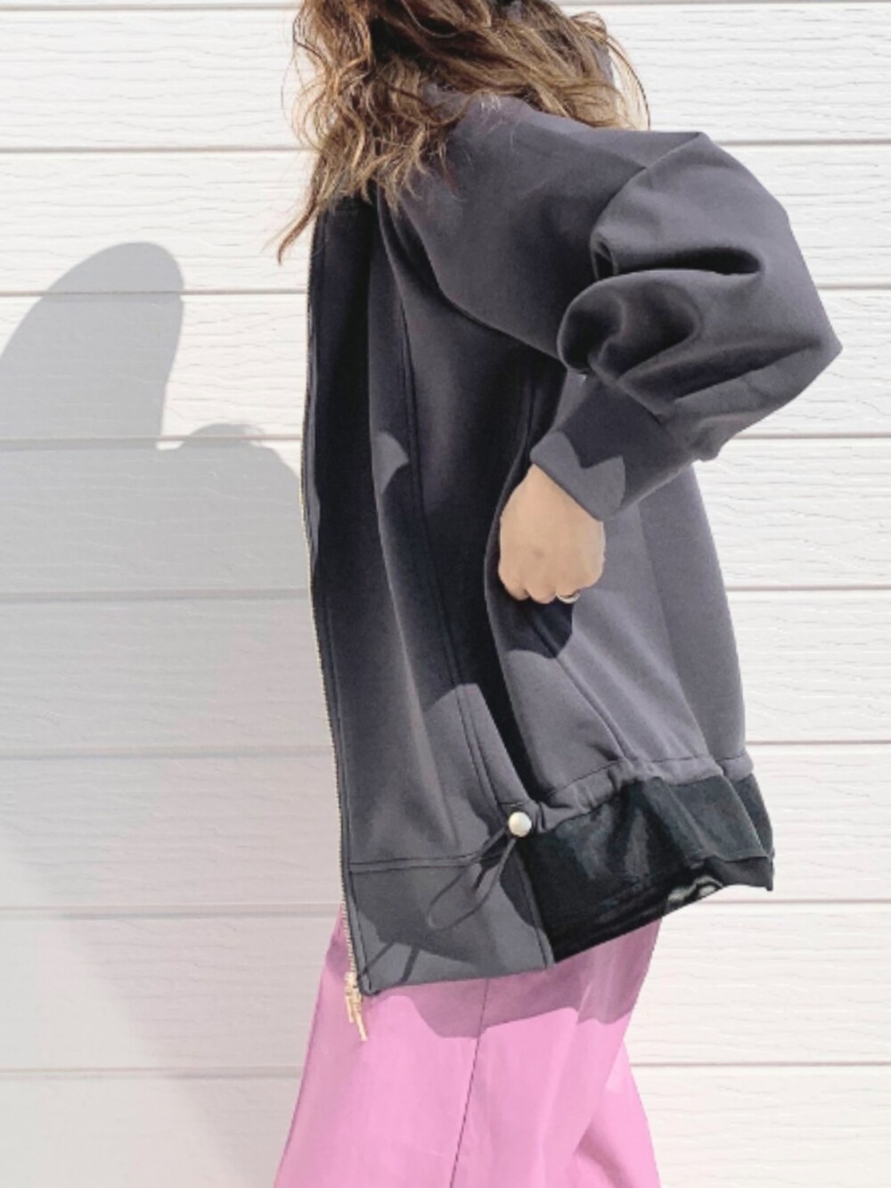 ブラック系のキャミソール、ピンク系のショルダーバッグ、グレー系のパーカーを着用したレディースの春コーディネートの4枚目の写真