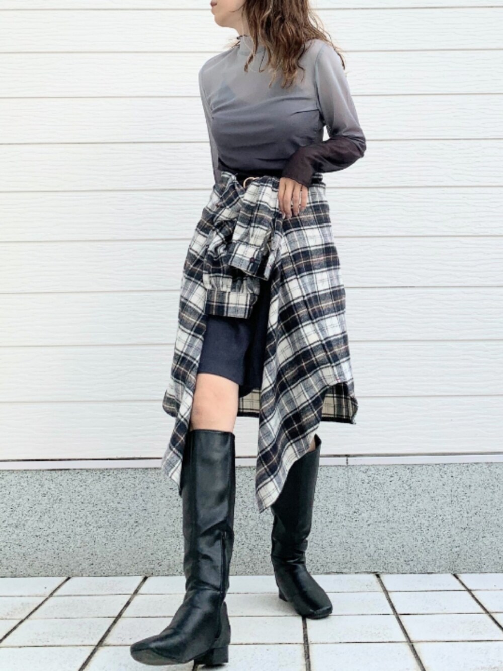 ブラック系のブーツ、ブルー系のシャツ/ブラウス、グレー系のその他パンツを着用したレディースの秋コーディネートの2枚目の写真