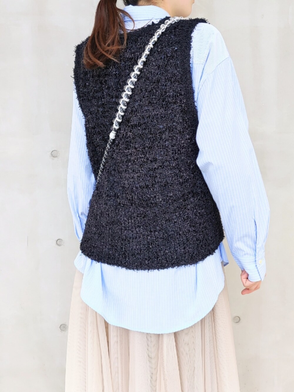 ゴールド系のスカート、グレー系のサンダル、ブルー系のシャツ/ブラウスを着用したレディースの冬コーディネートの5枚目の写真