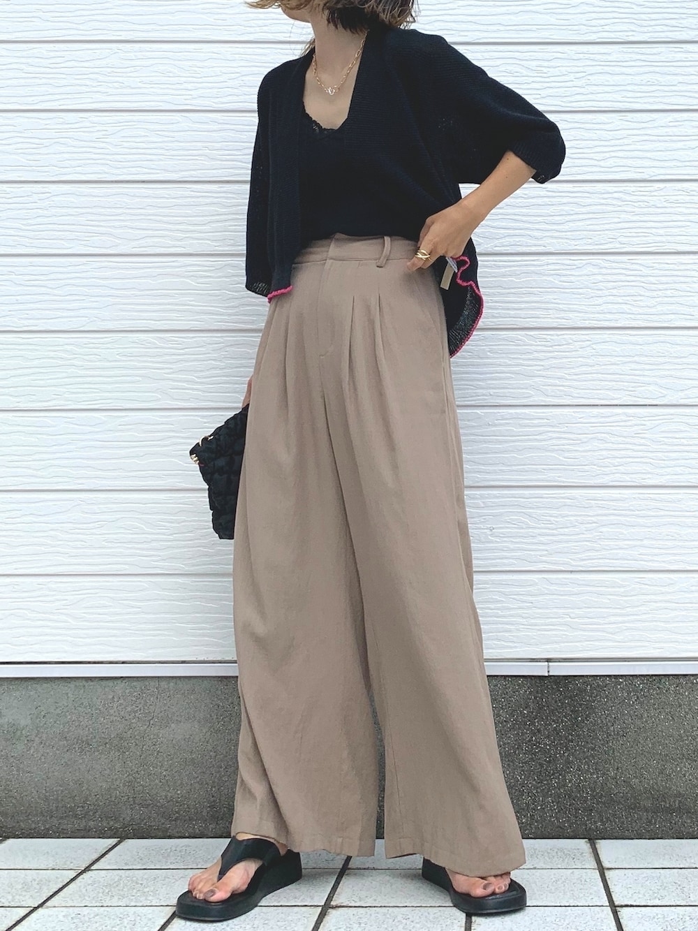 ブラック系のキャミソール、ブラック系のショルダーバッグ、ベージュ系のその他パンツを着用したレディースの夏コーディネートの2枚目の写真