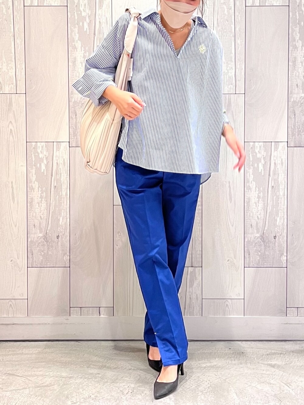 ブルー系のその他パンツ、ブルー系のシャツ/ブラウス、ホワイト系のショルダーバッグを着用したレディースの夏コーディネートの2枚目の写真