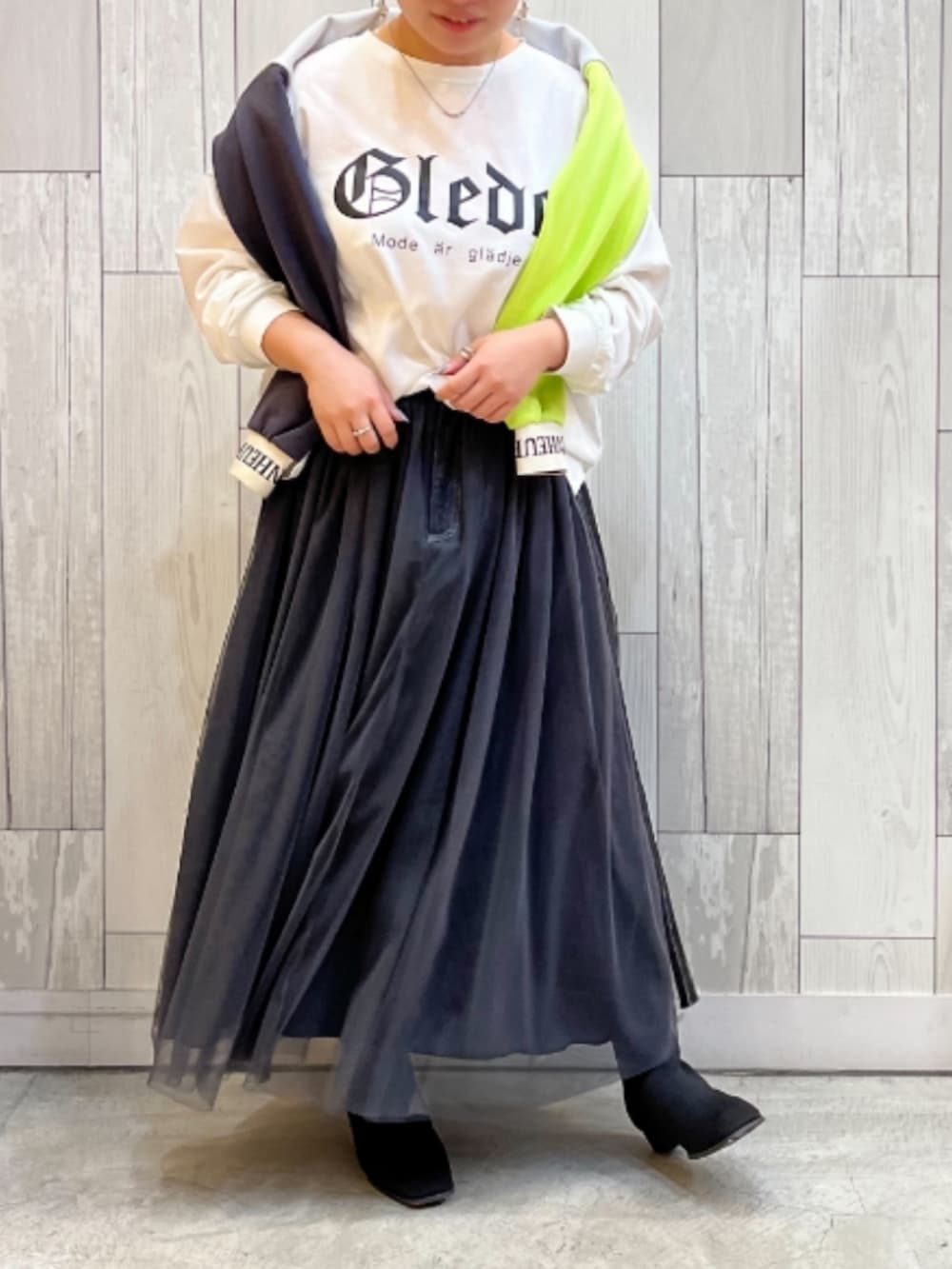 ホワイト系のTシャツ/カットソー、グレー系のスウェット、グレー系のスカートを着用したレディースの冬コーディネートの2枚目の写真