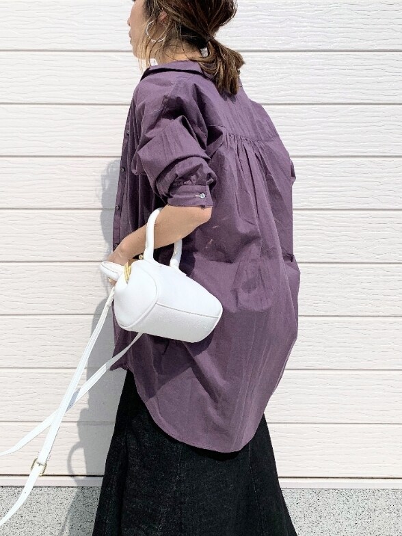 パープル系のシャツ/ブラウス、ホワイト系のショルダーバッグ、ブラック系のデニムスカートを着用したレディースの春コーディネートの4枚目の写真