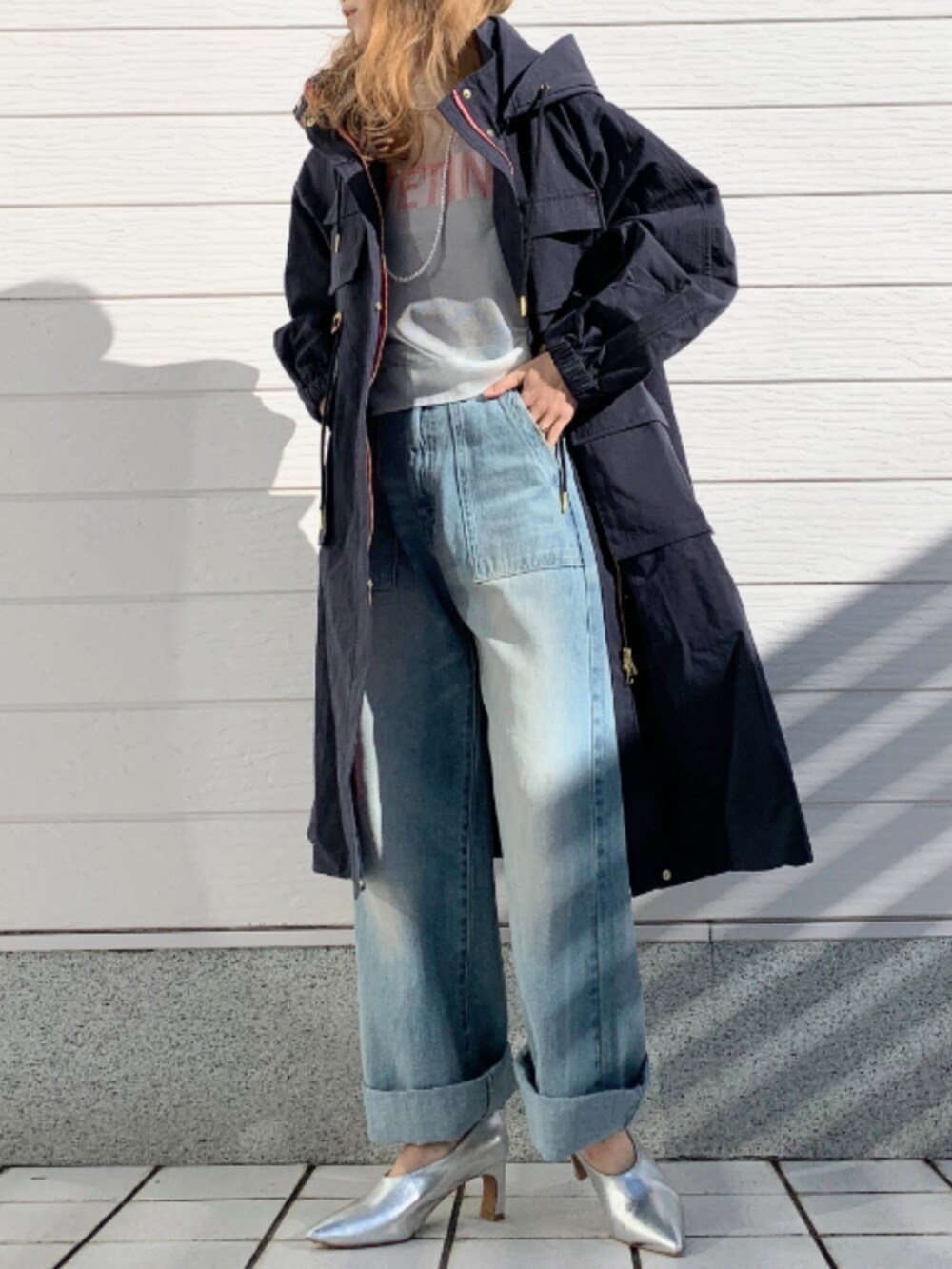 ブルー系のデニムパンツ、ブルー系のモッズコート、ブルー系のニット/セーターを着用したレディースの冬コーディネートの2枚目の写真