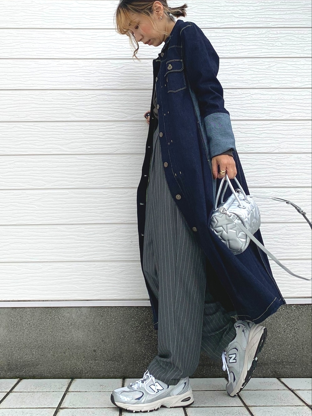 シルバー系のスニーカー、グレー系のその他パンツ、ブルー系のシャツワンピースを着用したレディースの秋コーディネートの2枚目の写真