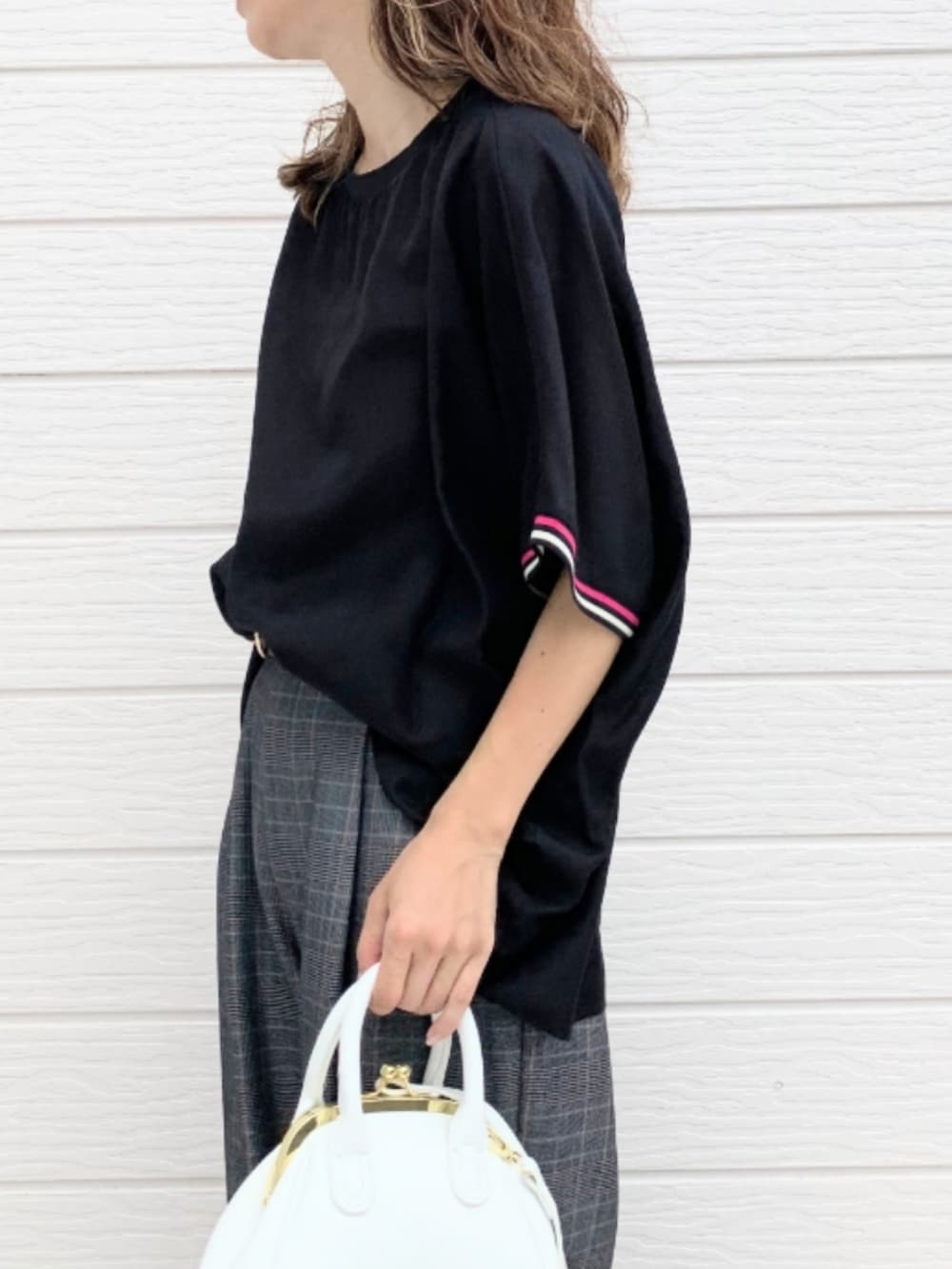 ブラック系のその他パンツ、ホワイト系のショルダーバッグ、ブラック系のシャツ/ブラウスを着用したレディースの夏コーディネートの4枚目の写真