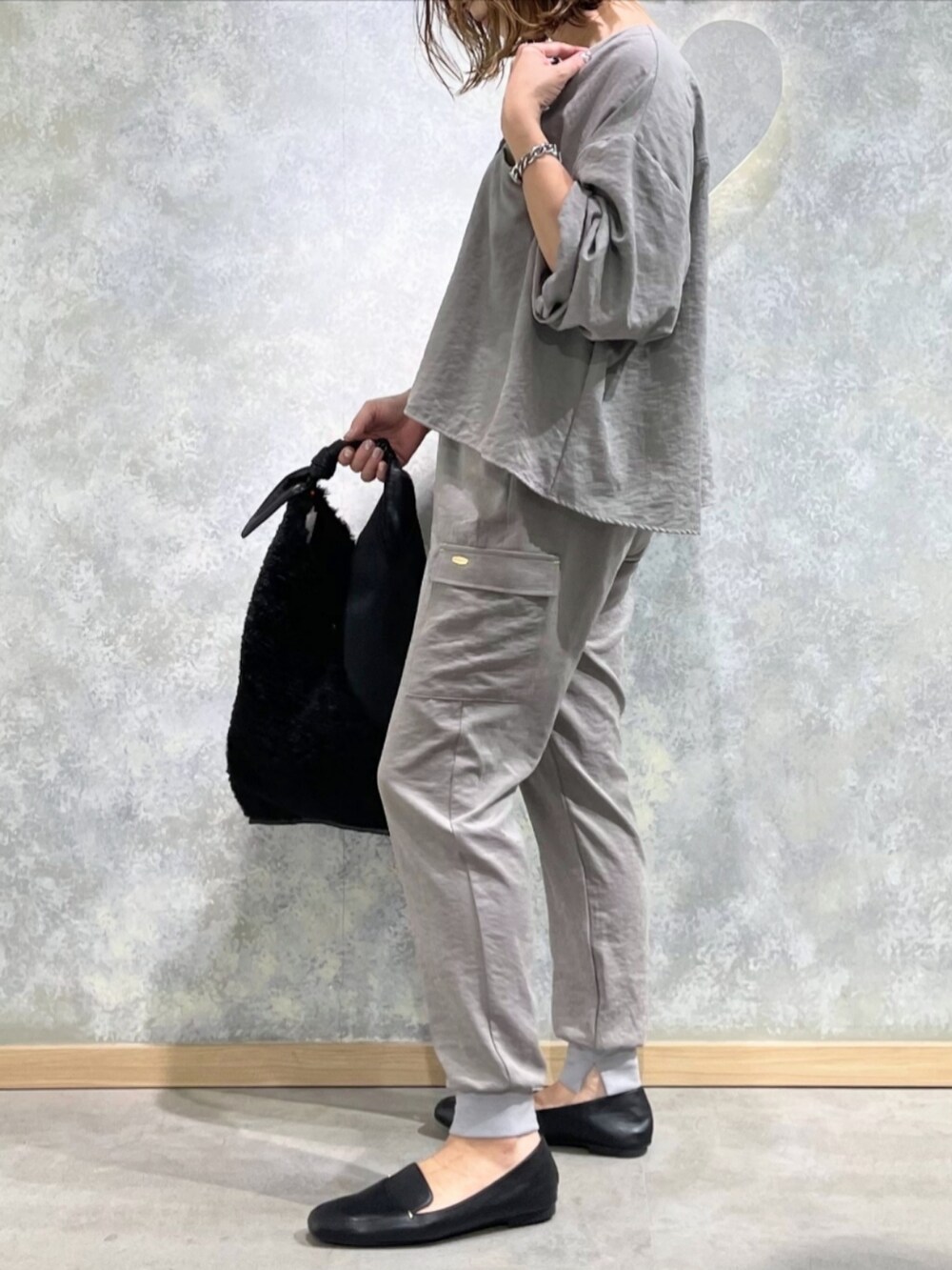 グレー系のスウェット、グレー系のその他パンツ、グレー系のシャツ/ブラウスを着用したレディースの秋コーディネートの3枚目の写真