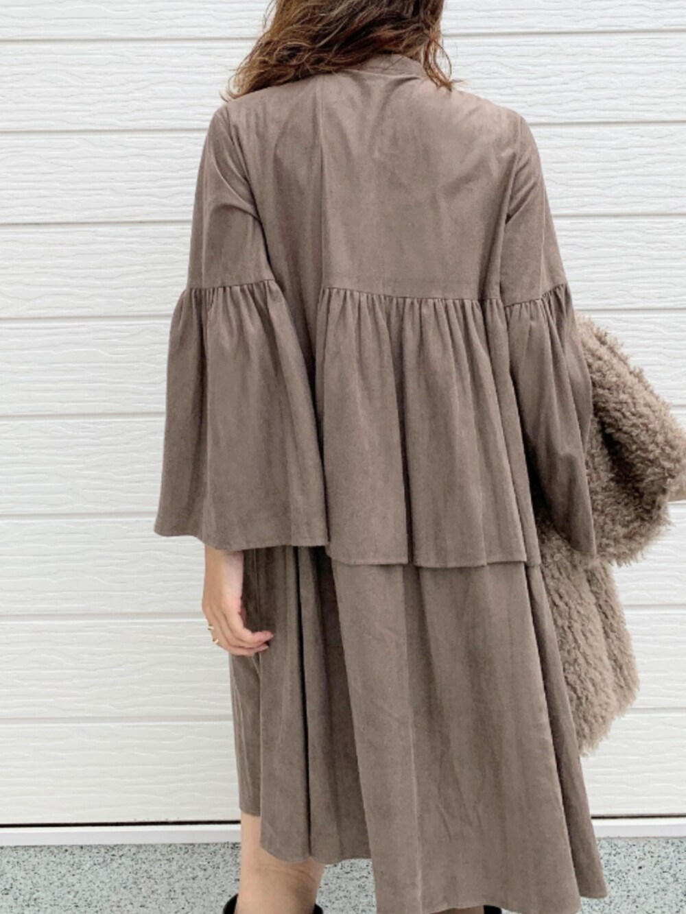 ブルー系のデニムパンツ、ブラック系のローファー、ブラック系のショルダーバッグを着用したレディースの秋コーディネートの5枚目の写真