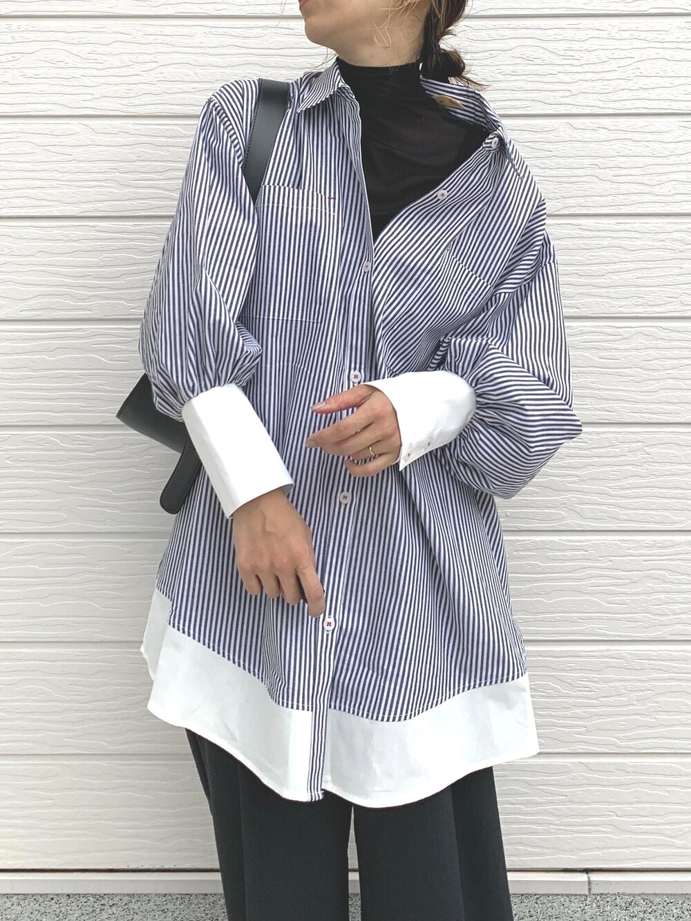 グレー系のその他パンツ、ブラック系のショルダーバッグ、シルバー系のスニーカーを着用したレディースの秋コーディネートの3枚目の写真