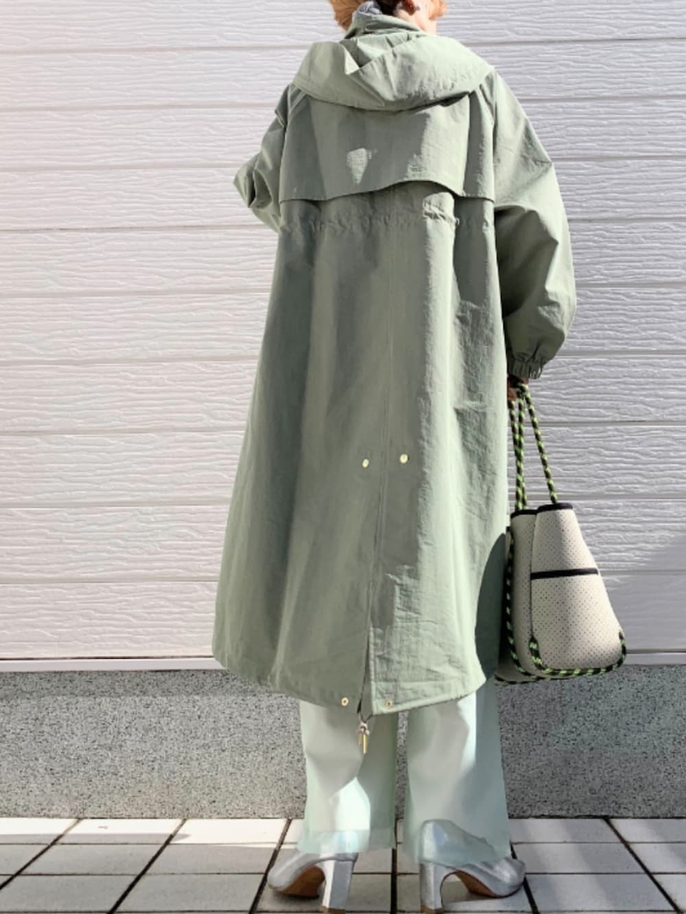 ベージュ系のその他パンツ、グレー系のトートバッグ、グリーン系のモッズコートを着用したレディースの冬コーディネートの2枚目の写真