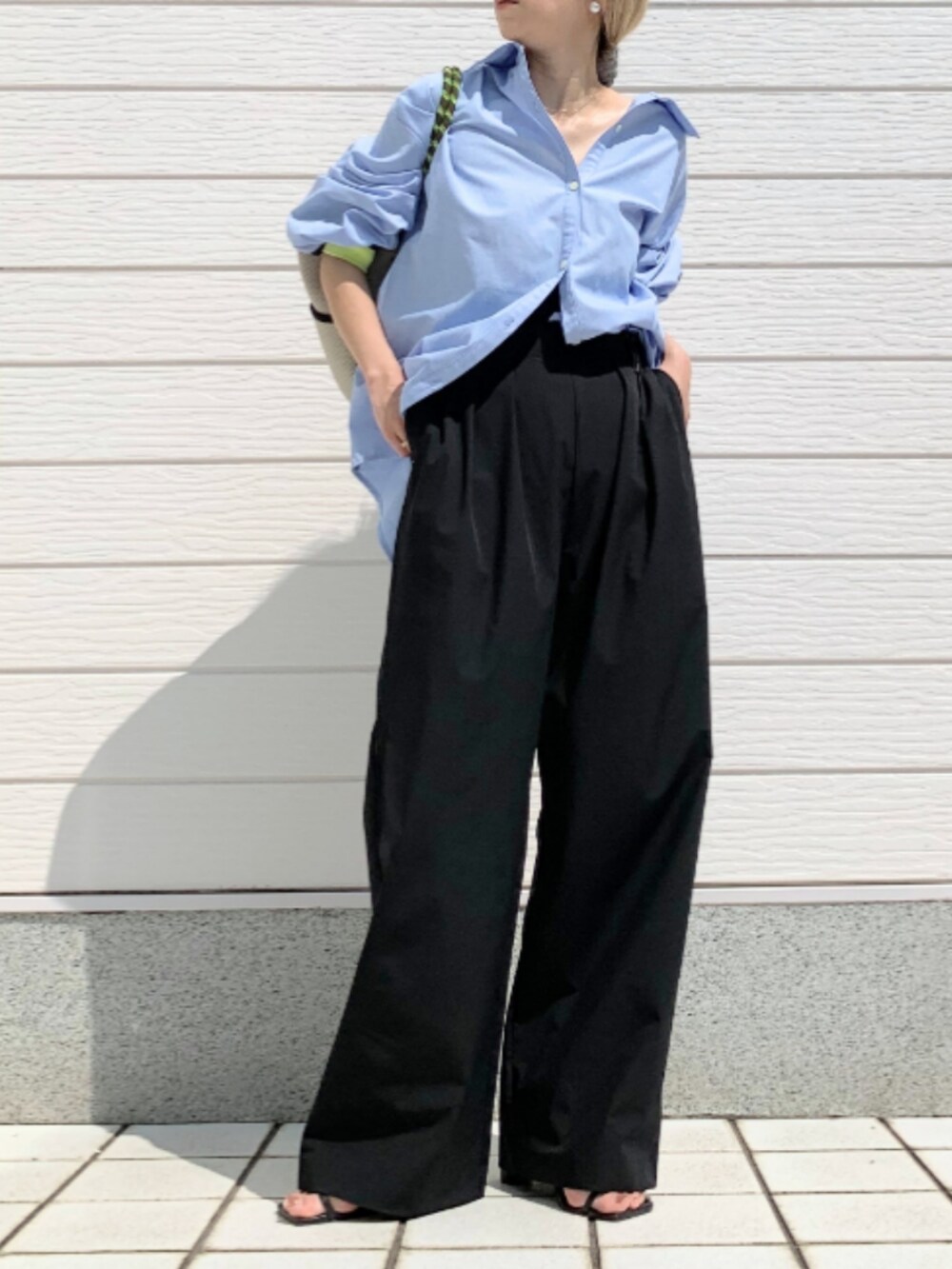 ブラック系のその他パンツ、ブルー系のシャツ/ブラウス、グレー系のトートバッグを着用したレディースの春コーディネートの3枚目の写真
