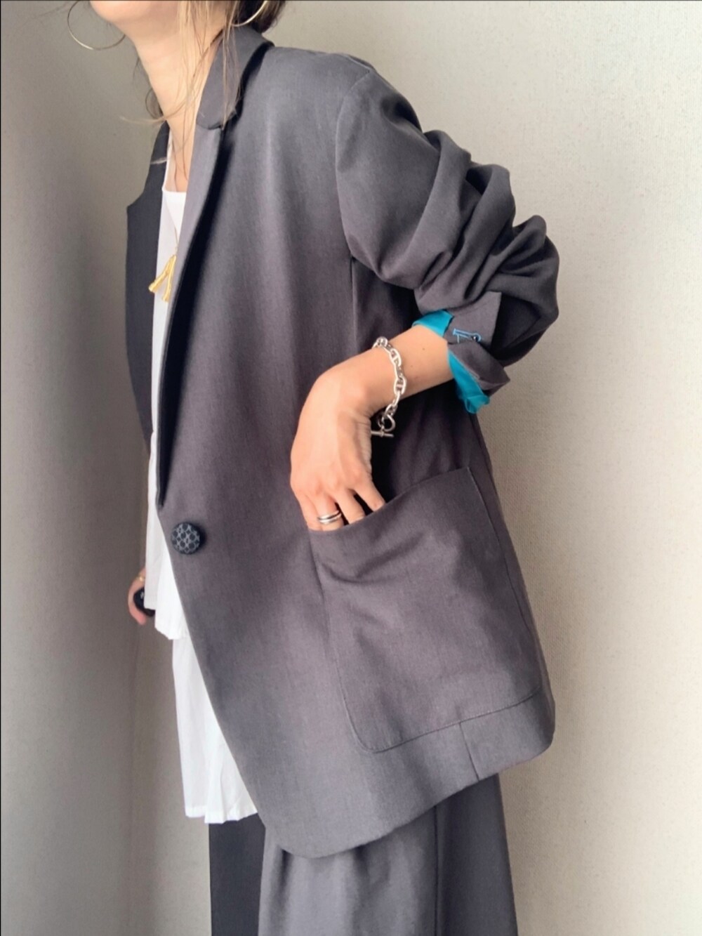 グレー系のその他パンツ、グレー系のテーラードジャケット、ホワイト系のシャツ/ブラウスを着用したレディースの夏コーディネートの3枚目の写真
