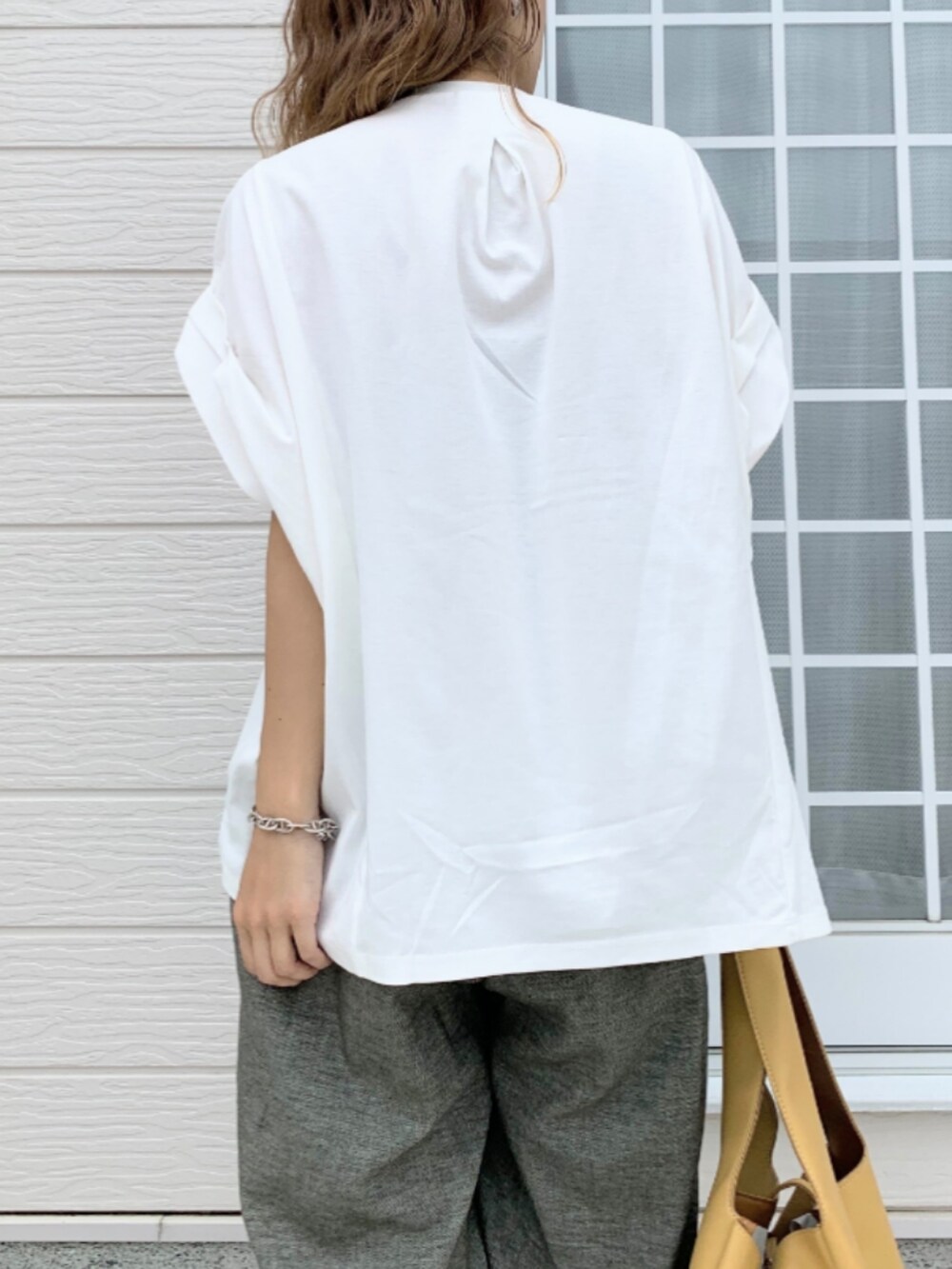 ブラック系のその他パンツ、ホワイト系のTシャツ/カットソー、イエロー系のトートバッグを着用したレディースの夏コーディネートの4枚目の写真