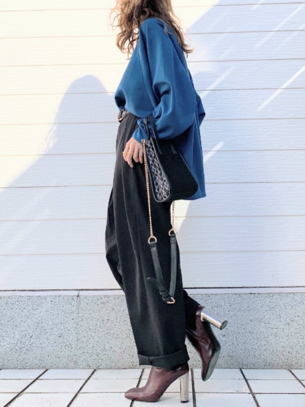 ブラック系のショルダーバッグ、ブラック系のその他パンツ、ブラウン系のブーツを着用したレディースの秋コーディネートの2枚目の写真