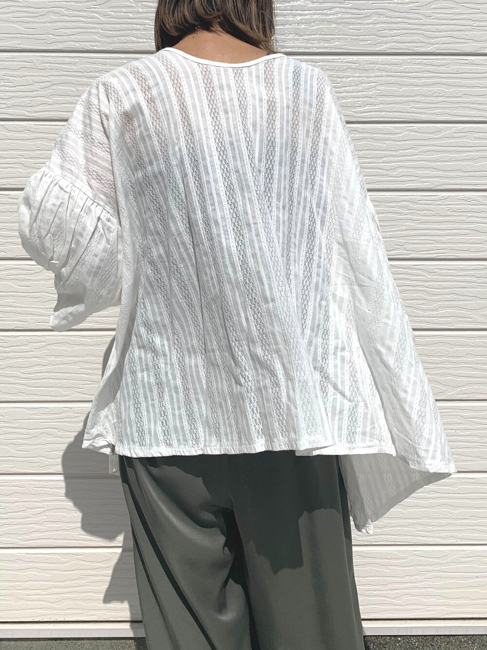 グリーン系のその他パンツ、ブラック系のショルダーバッグ、ホワイト系のシャツ/ブラウスを着用したレディースの夏コーディネートの3枚目の写真