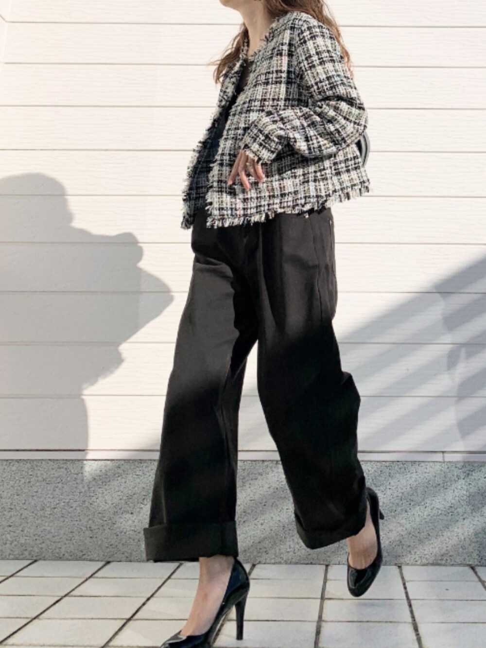 ブラック系のデニムパンツ、ホワイト系のノーカラージャケットを着用したレディースの冬コーディネートの3枚目の写真