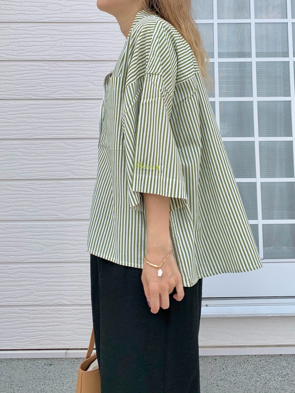 グリーン系のシャツ/ブラウス、ブラック系のその他パンツ、イエロー系のサンダルを着用したレディースの夏コーディネートの5枚目の写真