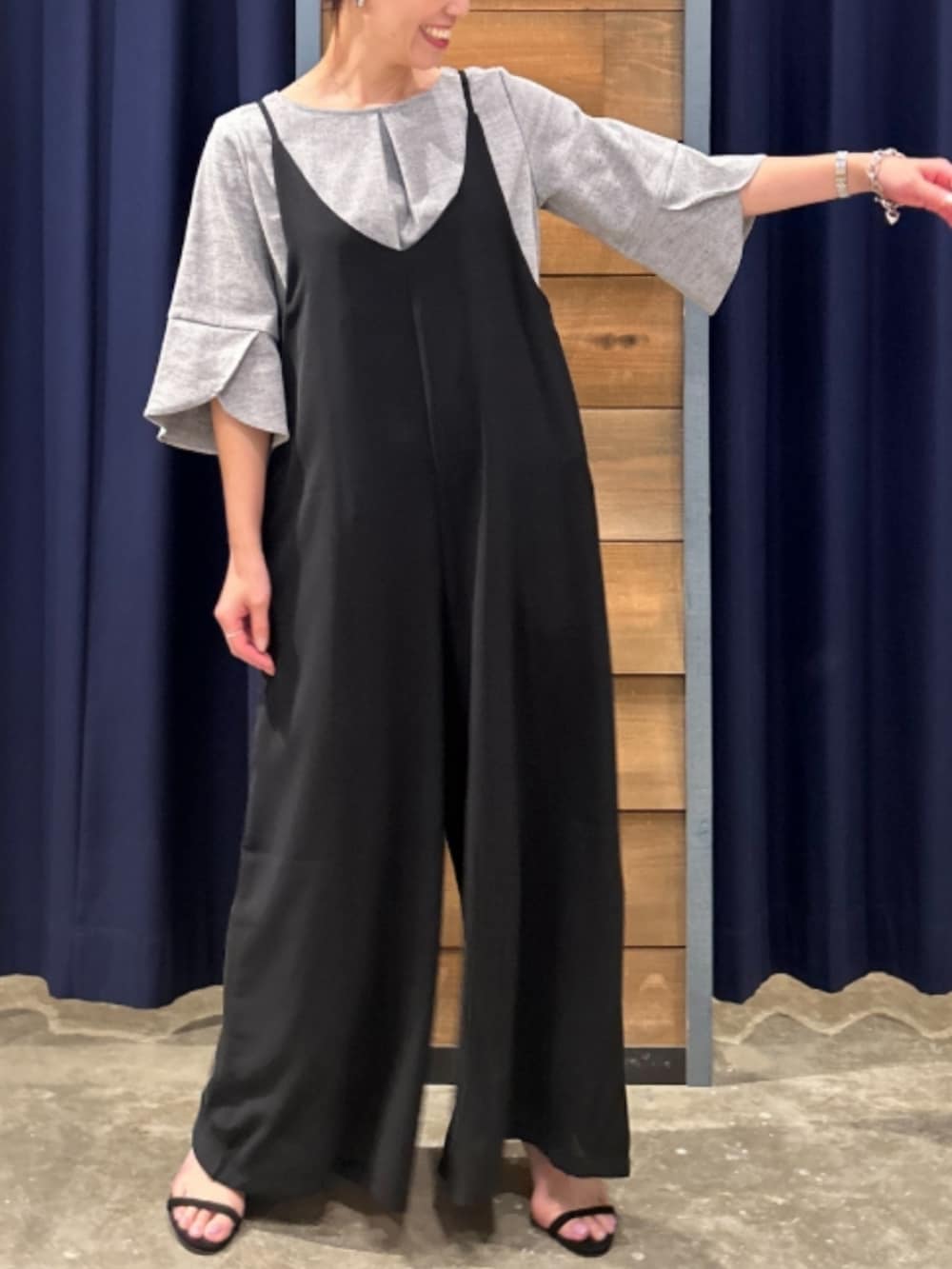 グレー系のシャツ/ブラウス、ブラック系のサロペット/オーバーオールを着用したレディースの春コーディネートの2枚目の写真