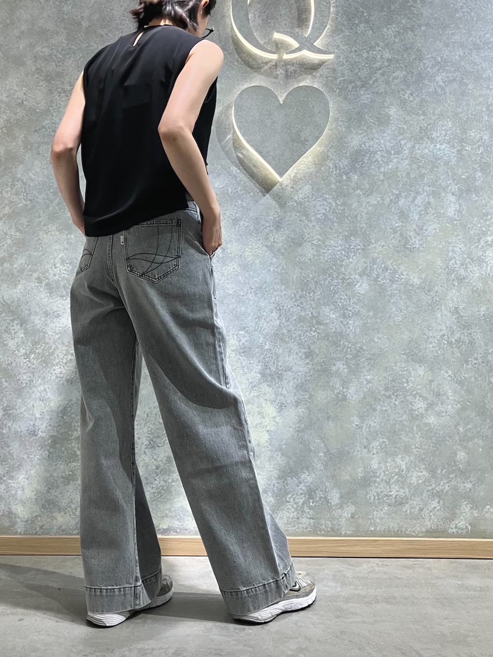 グレー系のデニムパンツ、ブラック系のシャツ/ブラウスを着用したレディースの夏コーディネートの4枚目の写真